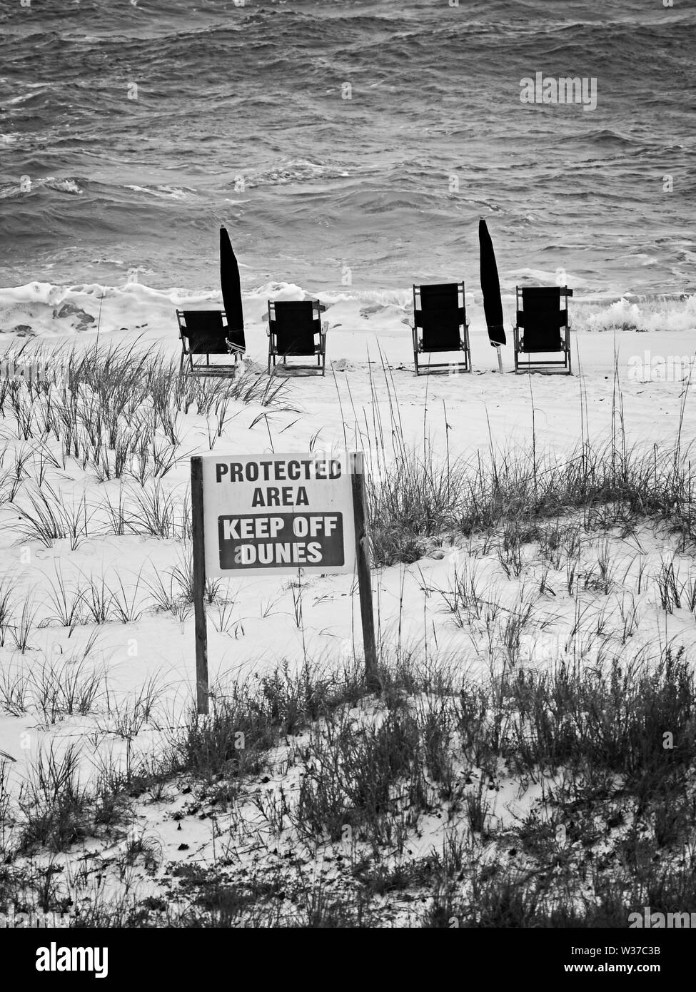 Gulf Shores, AL USA - 05/09/2019 - Area Protetta e sedie da spiaggia in B&W Foto Stock