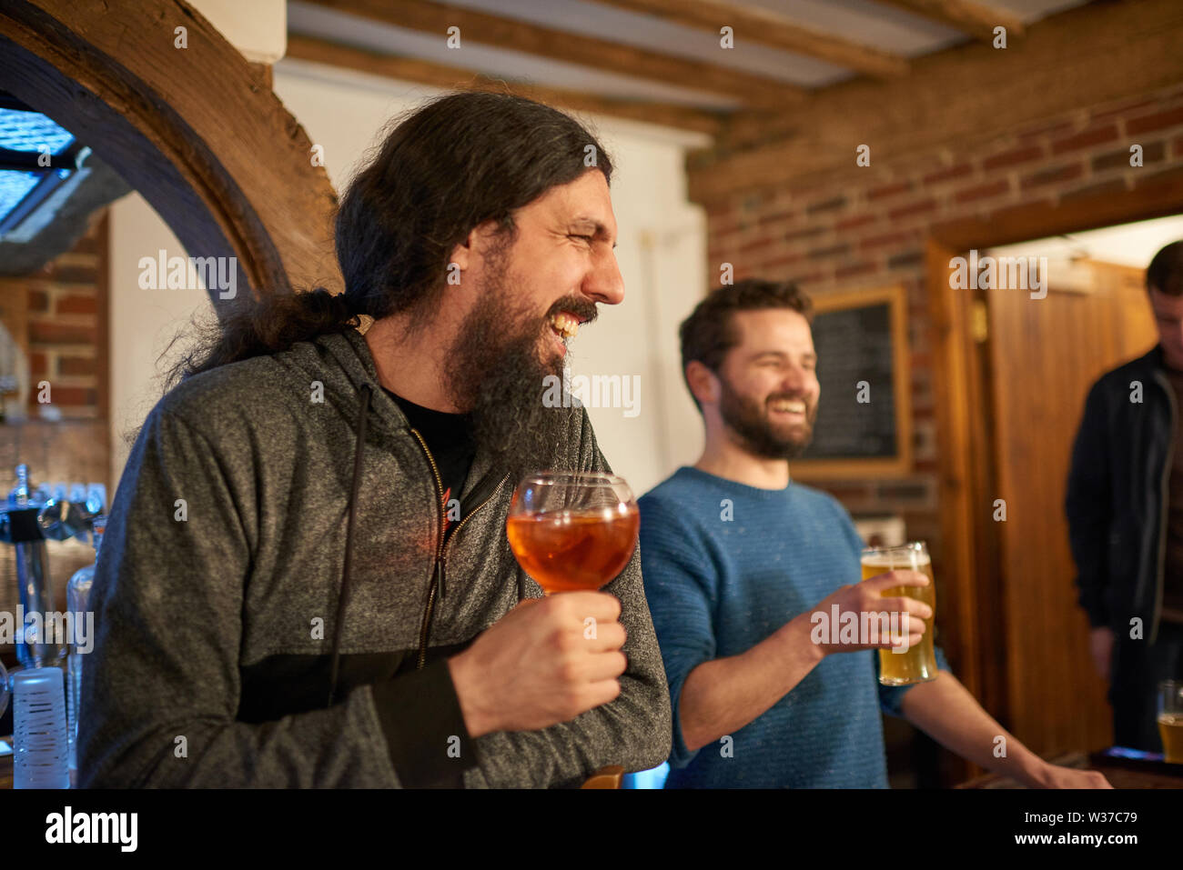 Amici bevendo un drink Foto Stock