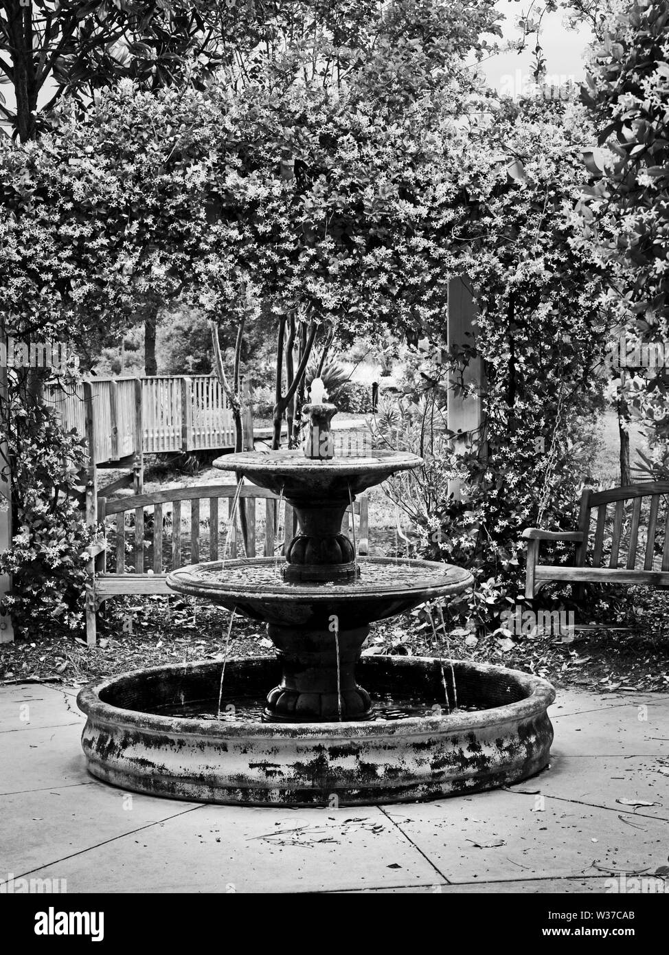 Gulf Shores, AL USA - 05/08/2019 - fontana di acqua dal percorso 1 B&W Foto Stock