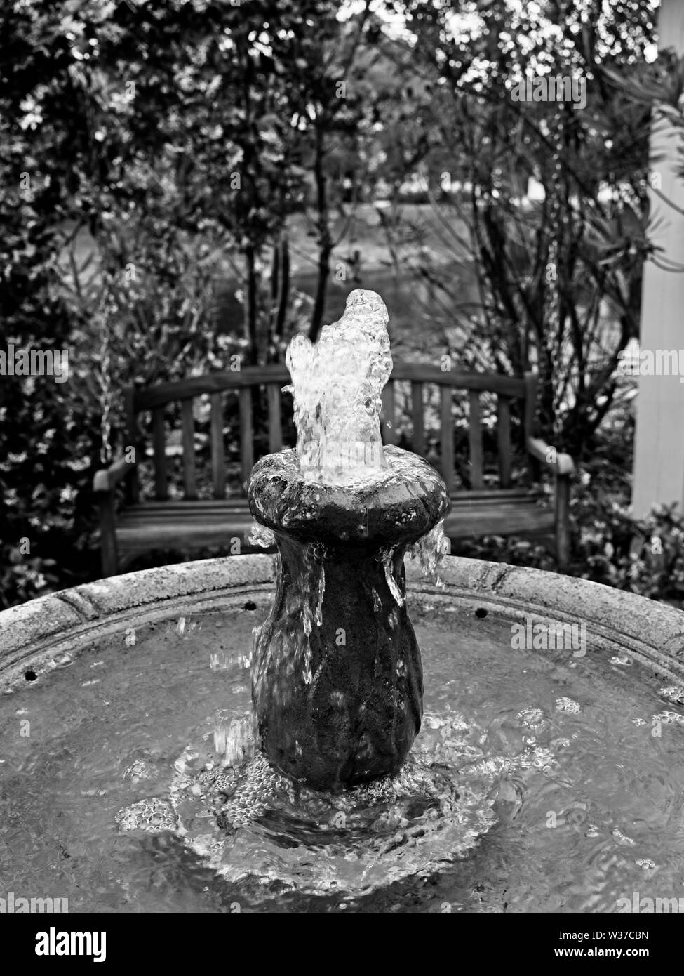 Gulf Shores, AL USA - 05/08/2019 - Fontana di acqua dal percorso 2 in B&W Foto Stock
