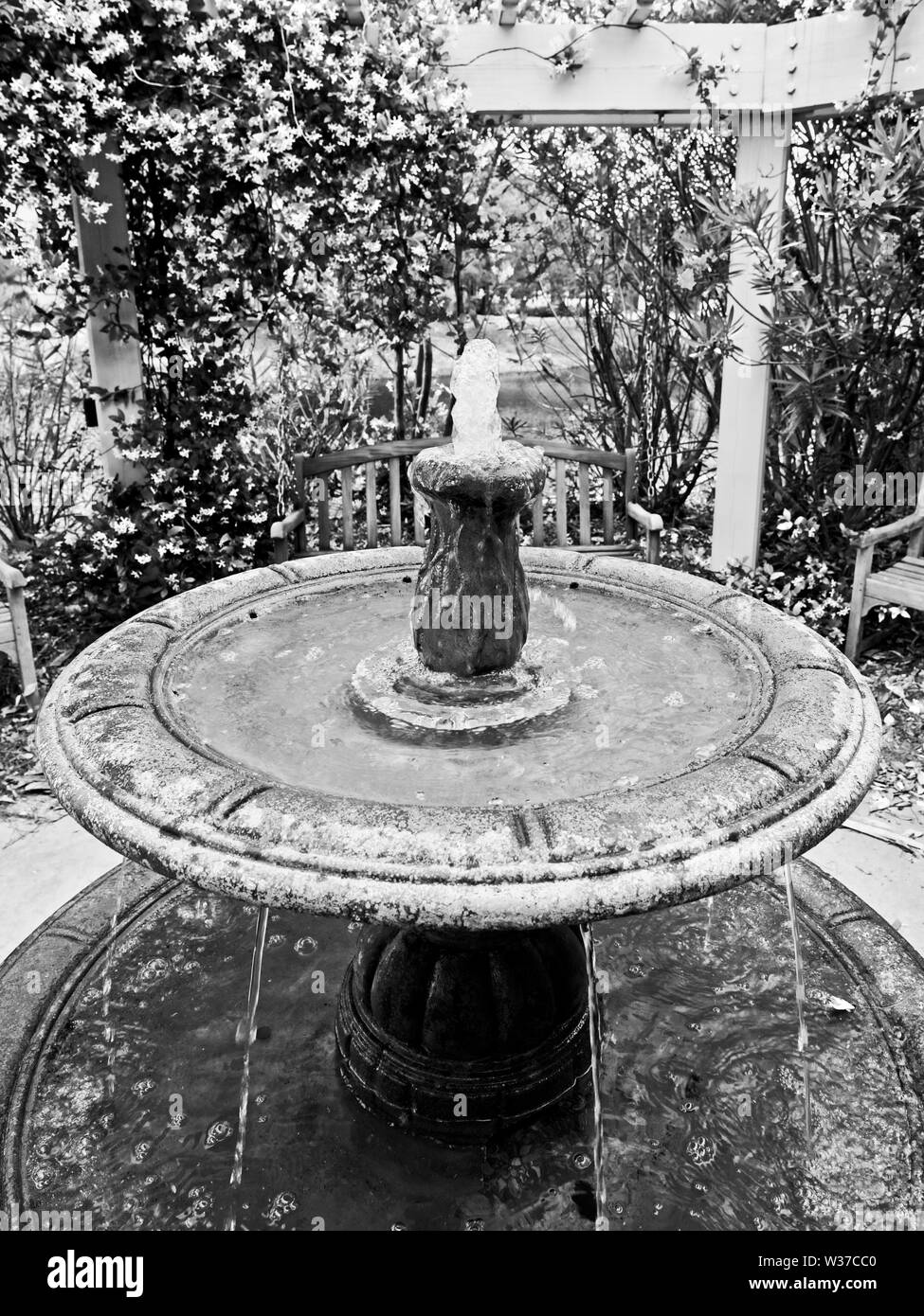 Gulf Shores, AL USA - 05/08/2019 - Fontana di acqua dal percorso 3 B&W Foto Stock