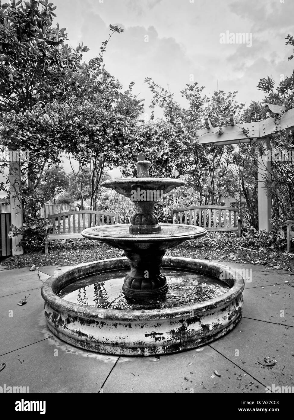 Gulf Shores, AL USA - 05/11/2019 - Fontana di acqua dal percorso 4 in B&W Foto Stock