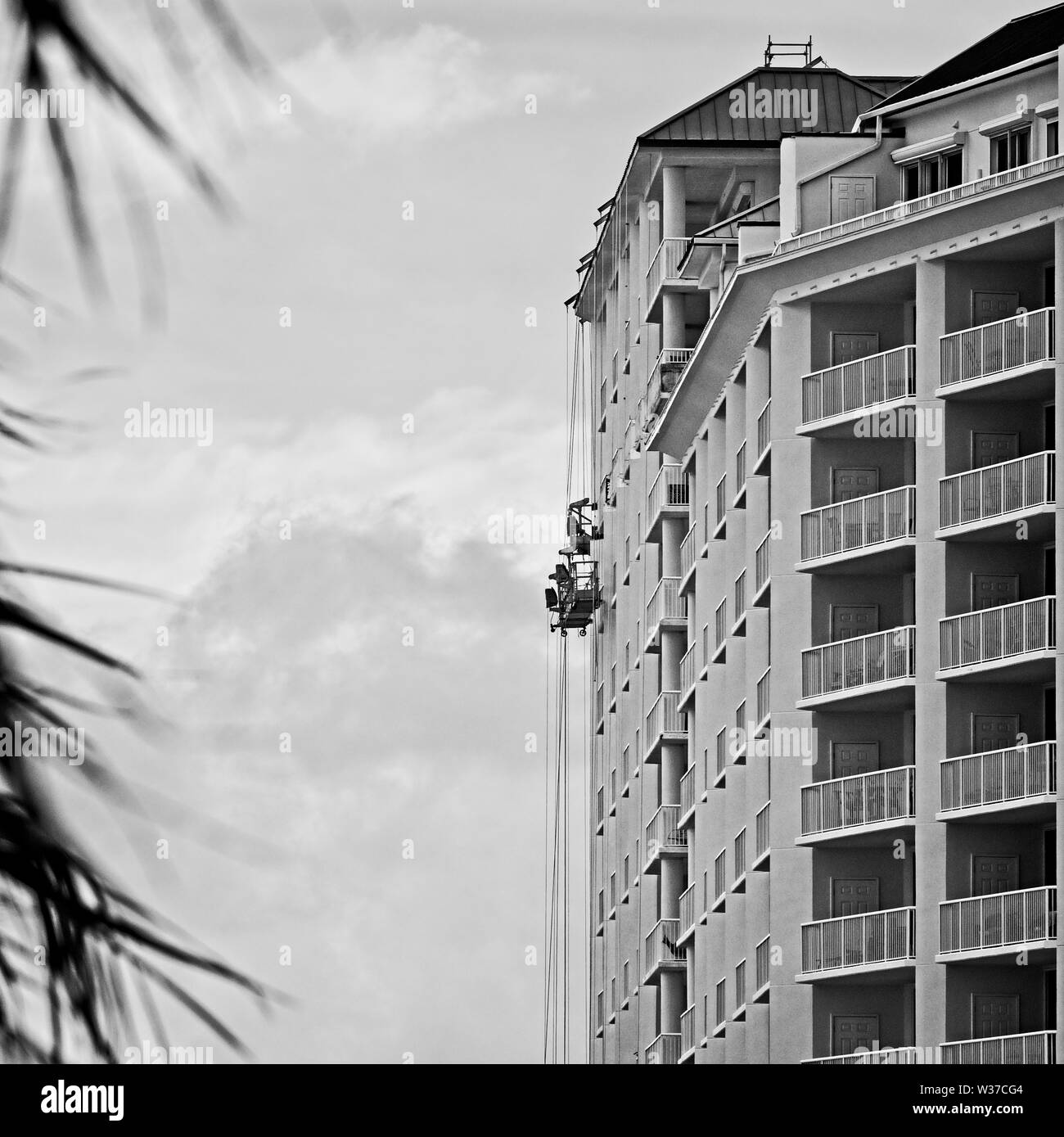 Gulf Shores, AL USA - 05/08/2019 - Lavoratori appeso sul lato di un edificio in B&W Foto Stock