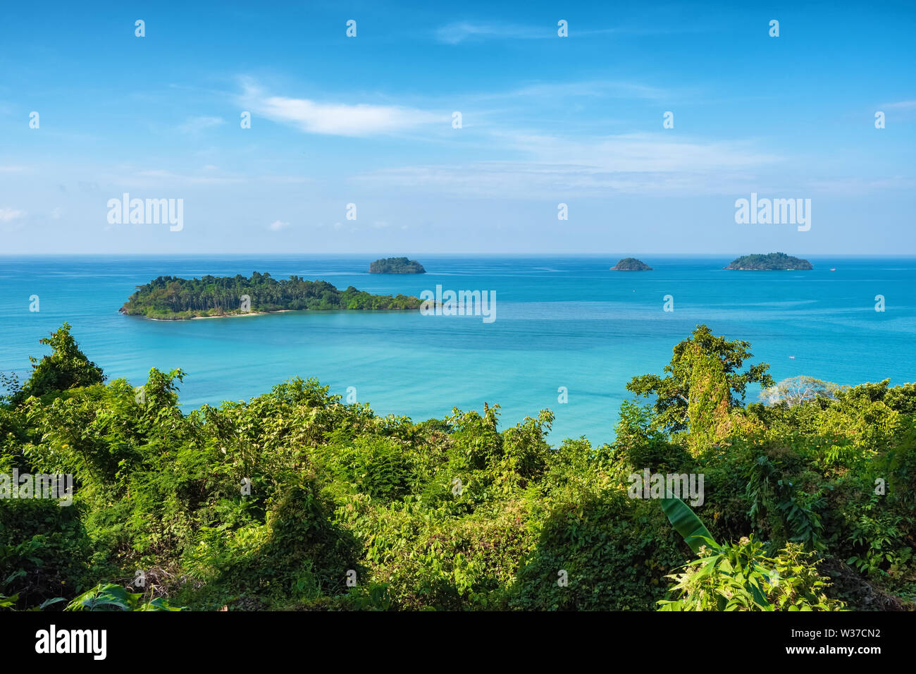 Bellissima isola tropicale paesaggio. Vista da Koh Chang Koh uomo Nai in Thailandia Foto Stock