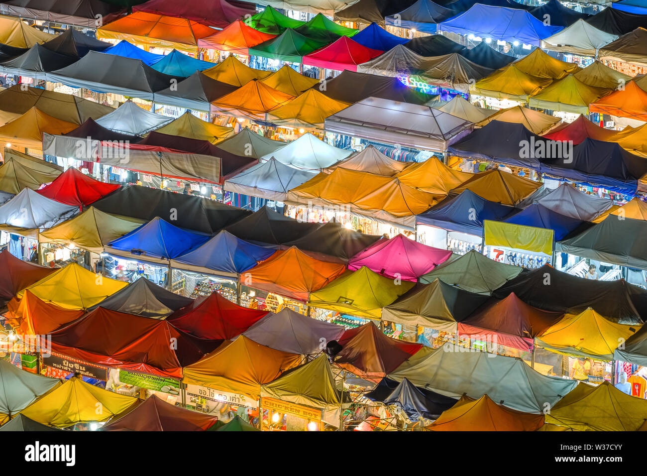 Bangkok, Tailandia - 1 Marzo 2019: vista aerea di asta Talad Fai del mercato di notte a Bangkok, in Thailandia Foto Stock