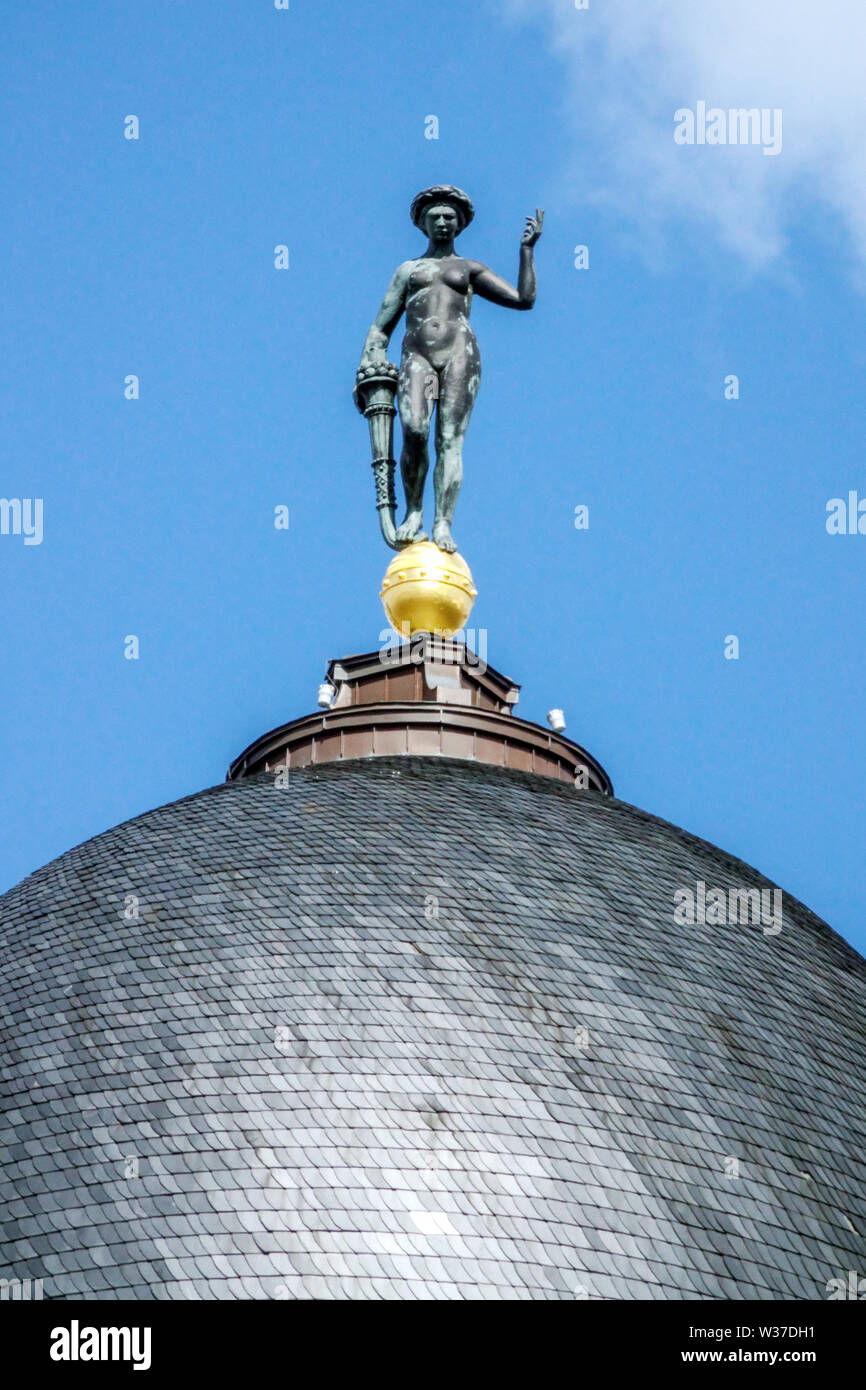 Germania Berlino Vecchio Municipio Altes Stadthaus, statua della dea Fortuna sulla cupola Foto Stock