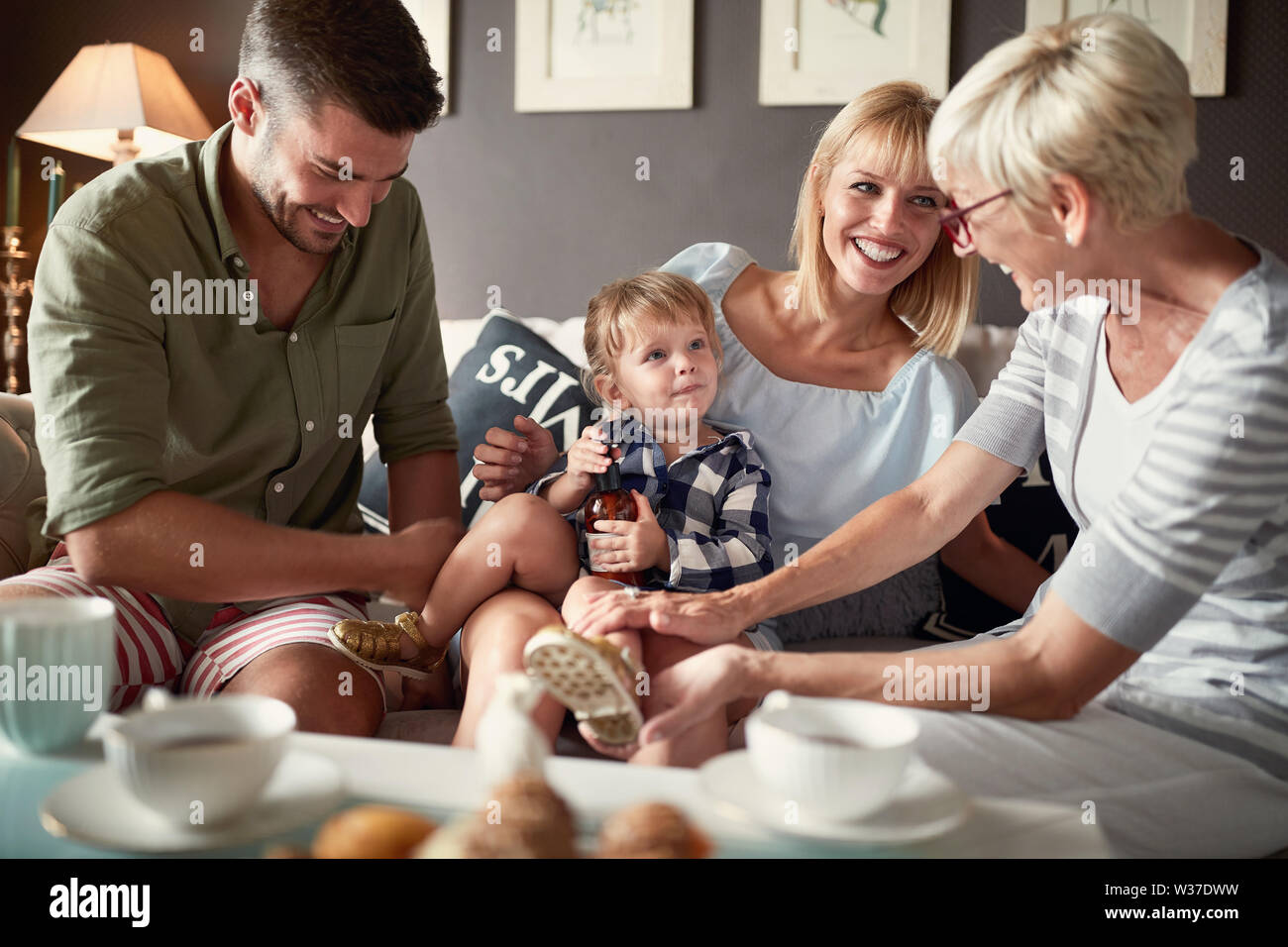 La famiglia felice insieme indoor con la nonna Foto Stock