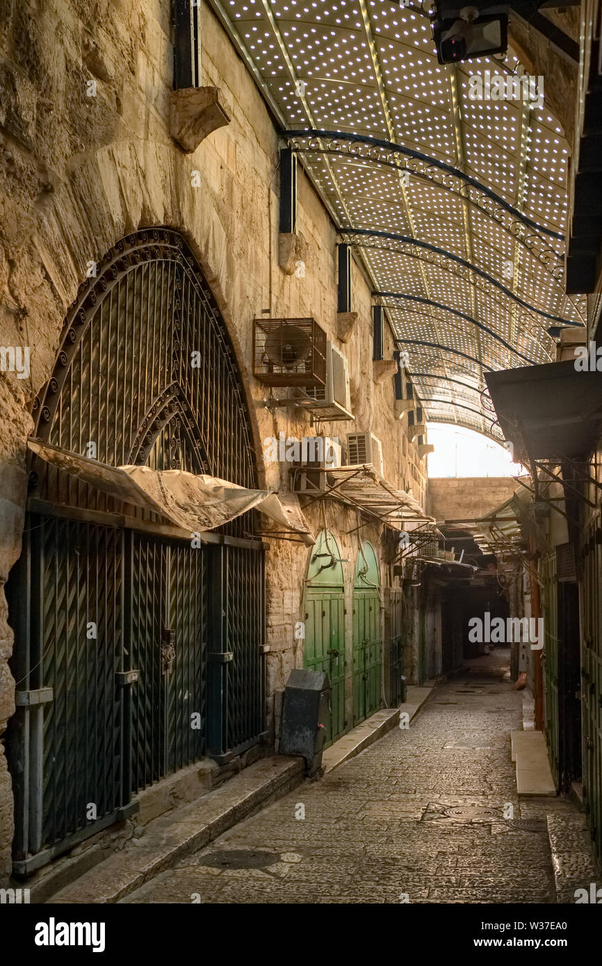 Empty street con negozi chiusi nella città vecchia di Gerusalemme in mattina presto, Israele Foto Stock