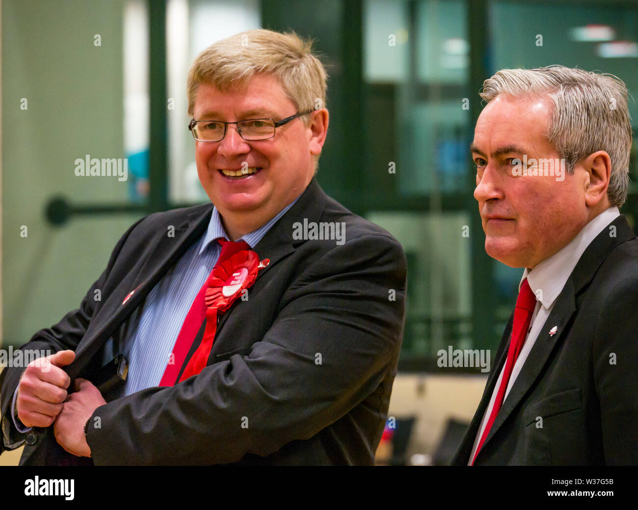 Martin Whitflied, deputato laburista e Iain Grey, MSP laburista al conteggio delle elezioni, Haddington & Lammermuir council by-election, East Lothian maggio 2019, Scozia Foto Stock