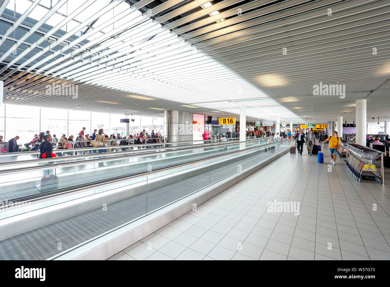 SCHIPHOL, 13-07-2019, l'aeroporto di Schiphol Air Port Airfield. Camminata veloce escalator con panoramica di gate B16 e B15 (R). Foto Stock