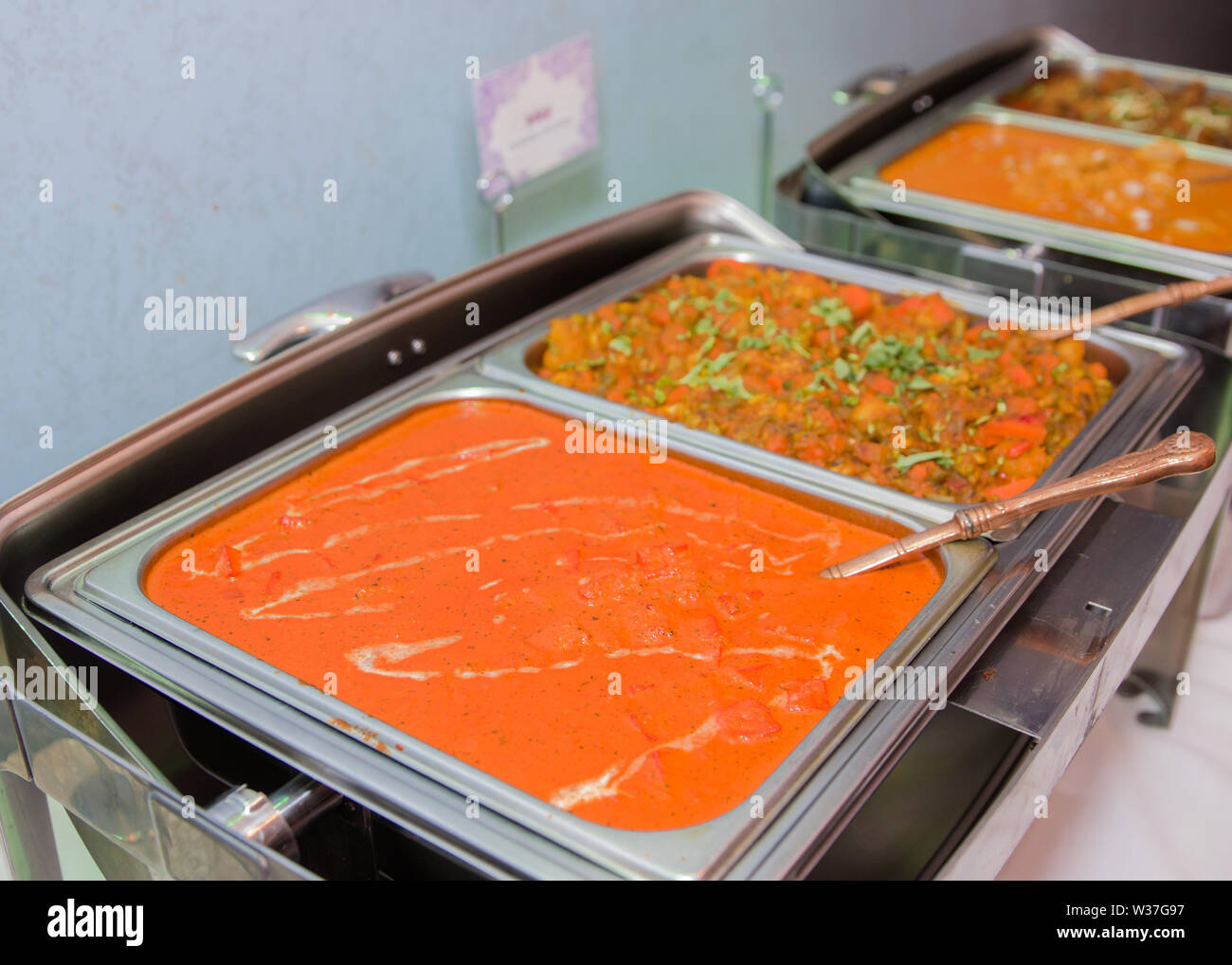 Immagine di alcuni curry indiani colorati in stile buffet Foto Stock