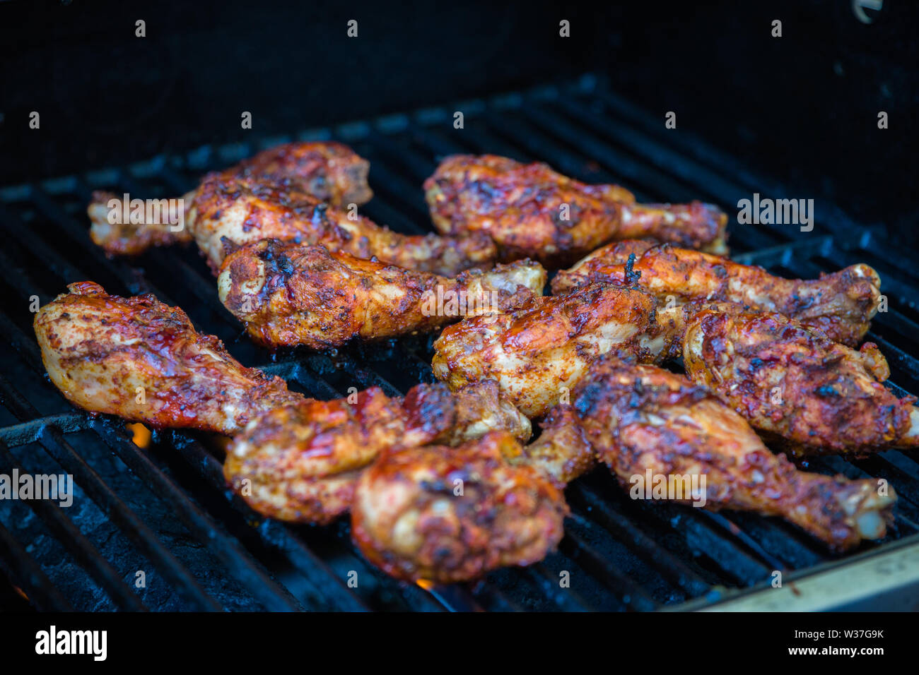 Close up foto di deliziosi piatti sfrigolanti barbeque il pollo sul grill Foto Stock