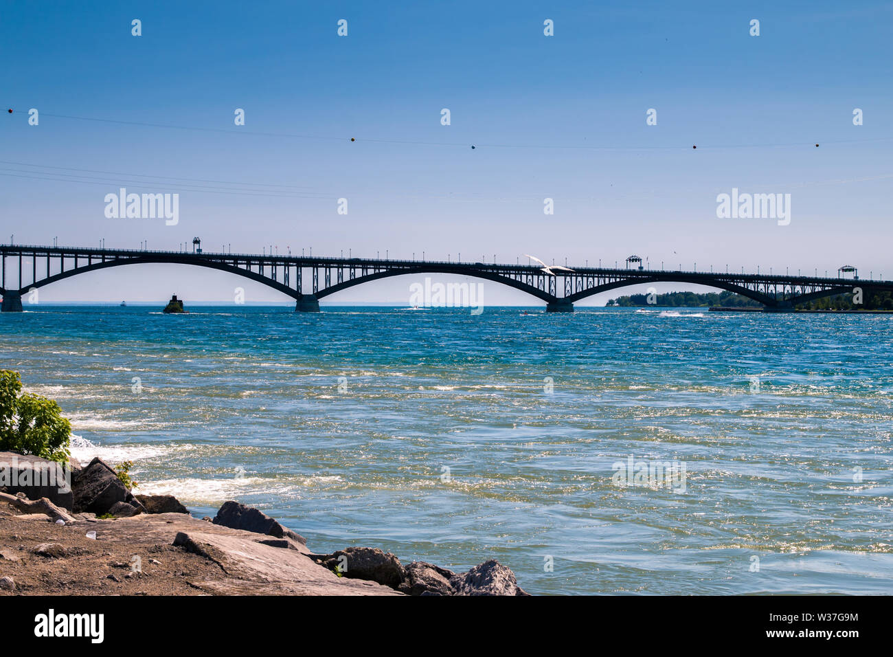 Blu brillante il lago Erie e il ponte attraverso di esso Foto Stock