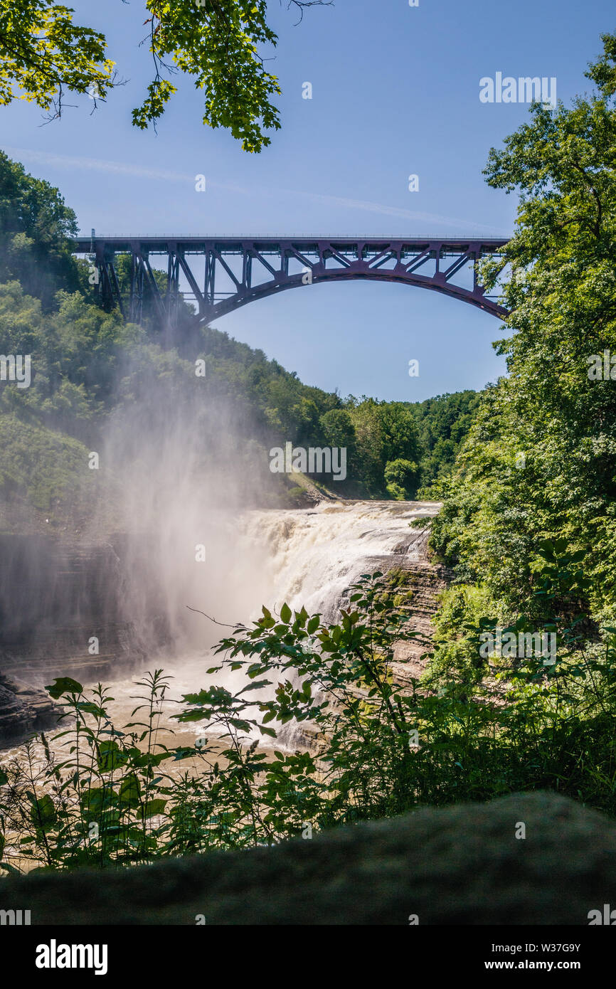 Foto di cascate e un ponte ferroviario al di sopra delle cascate Foto Stock