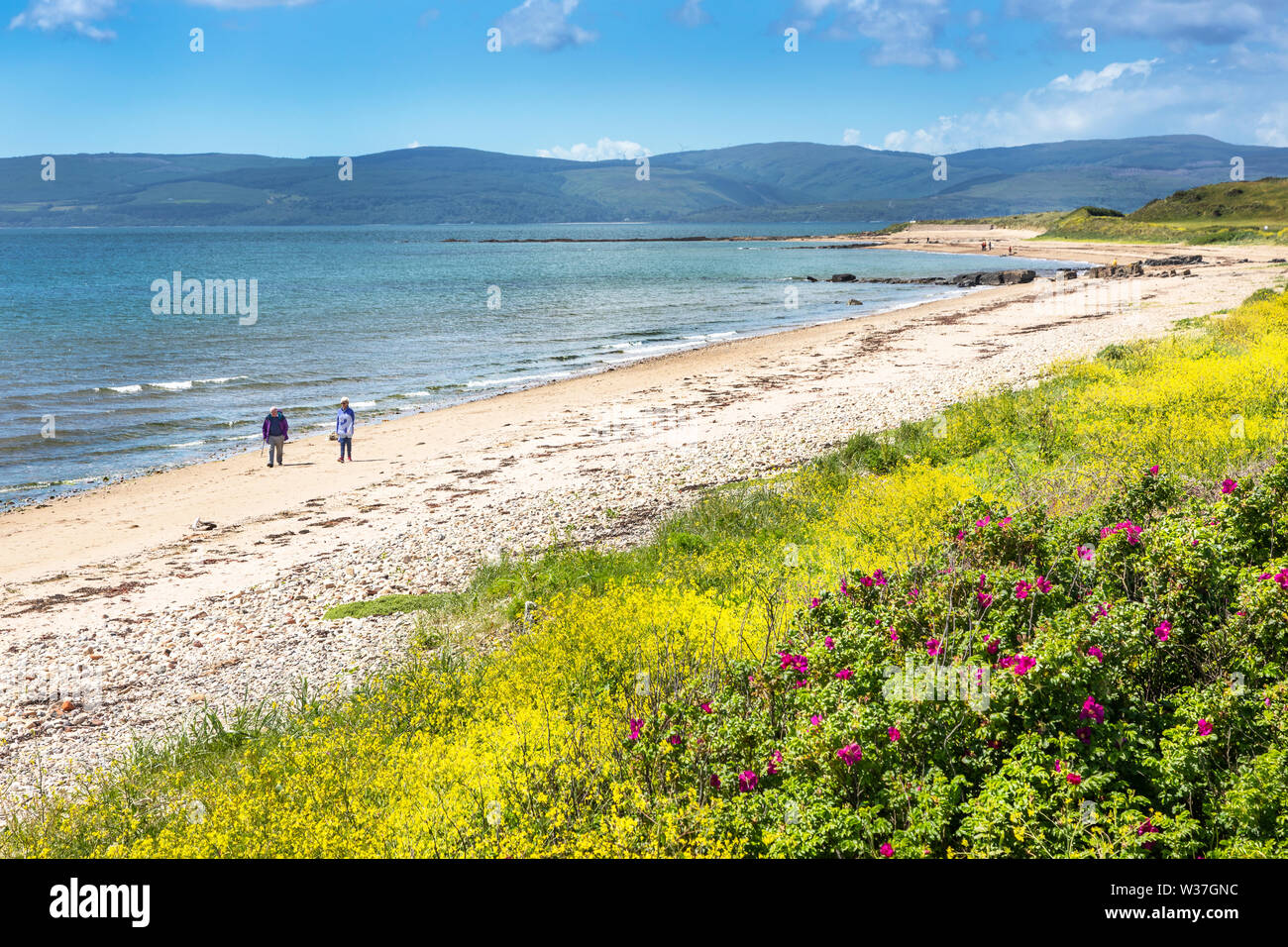 Spiaggia a Shiskine mostrante la passeggiata costiera da Blackwaterfoot a Machrie e Drumadoon Point e il suono Kilbrannan e del Mull of Kintyre sul Foto Stock