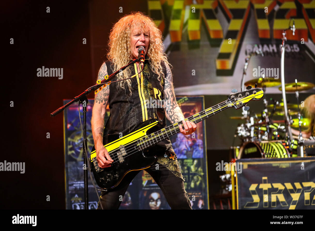 Giugno 15, 2019 - Roanoke Rapids, Stati Uniti d'America - Christian Music Artista STRYPER suona dal vivo come loro 2019 Tour fa tappa a Roanoke Rapids Theatre situato in Roanoke Rapids, North Carolina. ..Stryper è un americano di Christian metal band da Orange County, California. Il gruppo consiste di Michael Sweet piombo (vocals, chitarra), Oz Fox (chitarra), Perry Richardson (bass guitar), e Robert dolce (credito Immagine: © Andy Martin Jr./ZUMA filo) Foto Stock