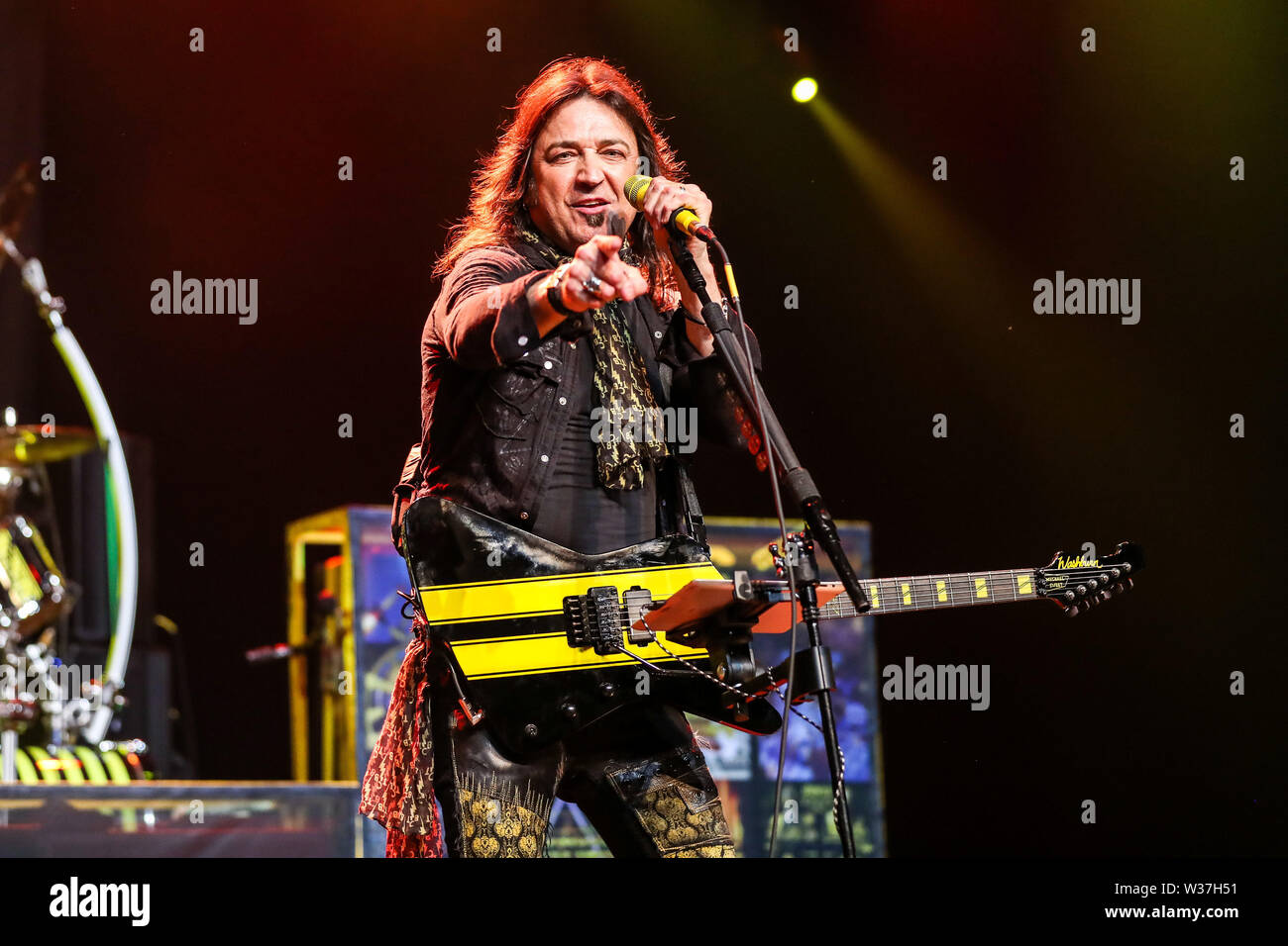 Giugno 15, 2019 - Roanoke Rapids, Stati Uniti d'America - Christian Music Artista STRYPER suona dal vivo come loro 2019 Tour fa tappa a Roanoke Rapids Theatre situato in Roanoke Rapids, North Carolina. ..Stryper è un americano di Christian metal band da Orange County, California. Il gruppo consiste di Michael Sweet piombo (vocals, chitarra), Oz Fox (chitarra), Perry Richardson (bass guitar), e Robert dolce (credito Immagine: © Andy Martin Jr./ZUMA filo) Foto Stock