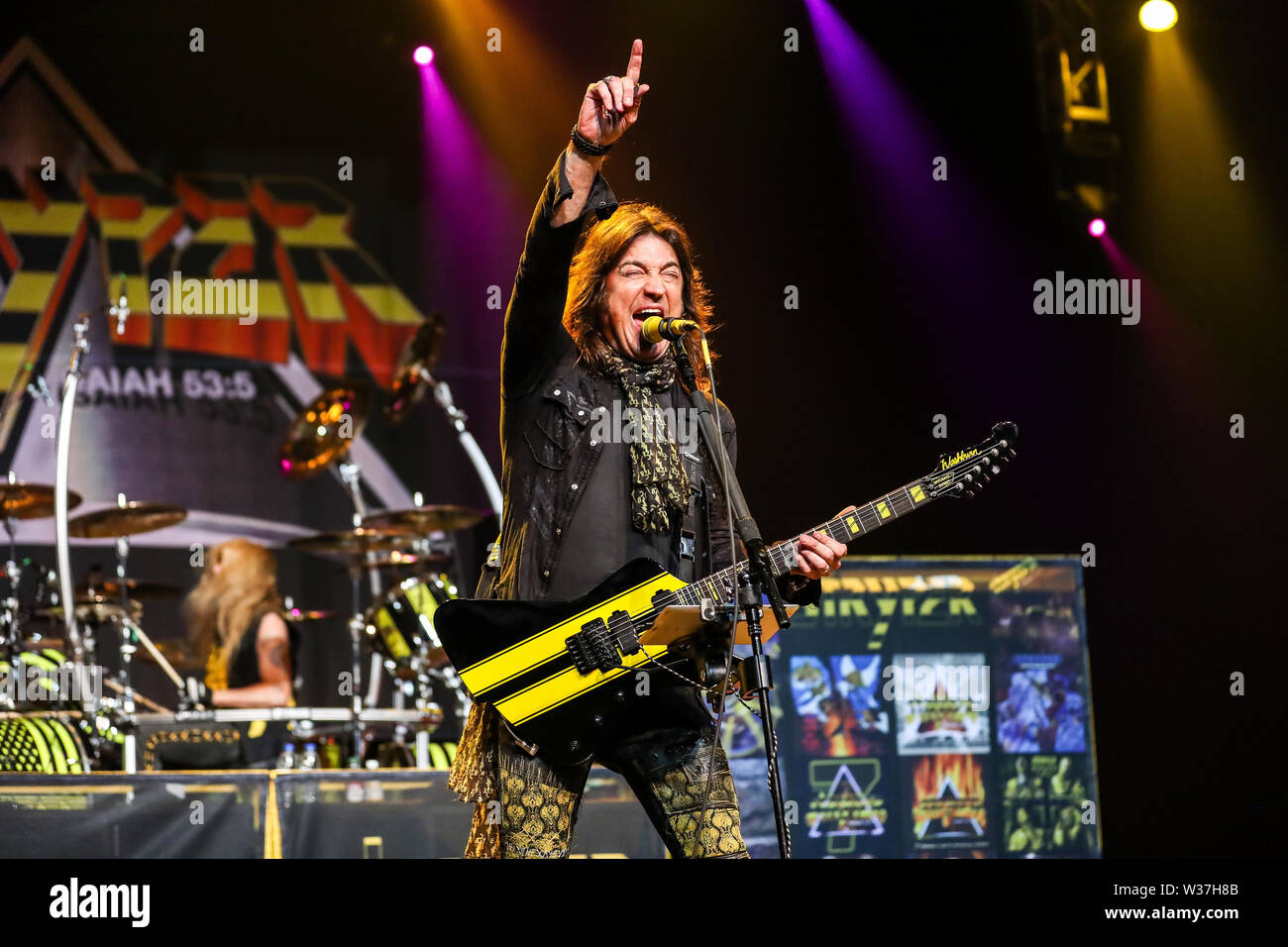Giugno 15, 2019 - Roanoke Rapids, Stati Uniti d'America - Christian Music Artista STRYPER suona dal vivo come loro 2019 Tour fa tappa a Roanoke Rapids Theatre situato in Roanoke Rapids, North Carolina. ..Stryper è un americano di Christian metal band da Orange County, California. Il gruppo consiste di Michael Sweet piombo (vocals, chitarra), Oz Fox (chitarra), Perry Richardson (bass guitar), e Robert dolce (credito Immagine: © Andy Martin Jr./ZUMA filo) Foto Stock