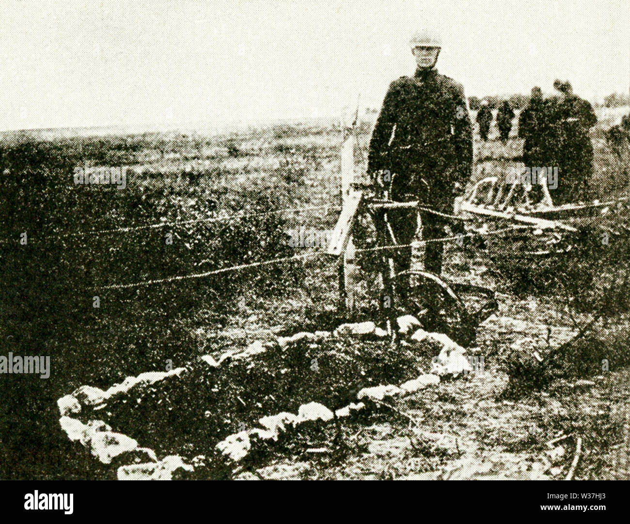 Questa foto, risalente a prima del 1922, si riferisce alla prima guerra mondiale la didascalia recita: La tomba di Lieut. Quentin Roosevelt, aviatore e figlio dell ex-presidente Roosevelt, che è stato ucciso durante un raid aereo oltre le linee nemiche il 14 luglio 1918, è stato situato in Francia. Foto Stock