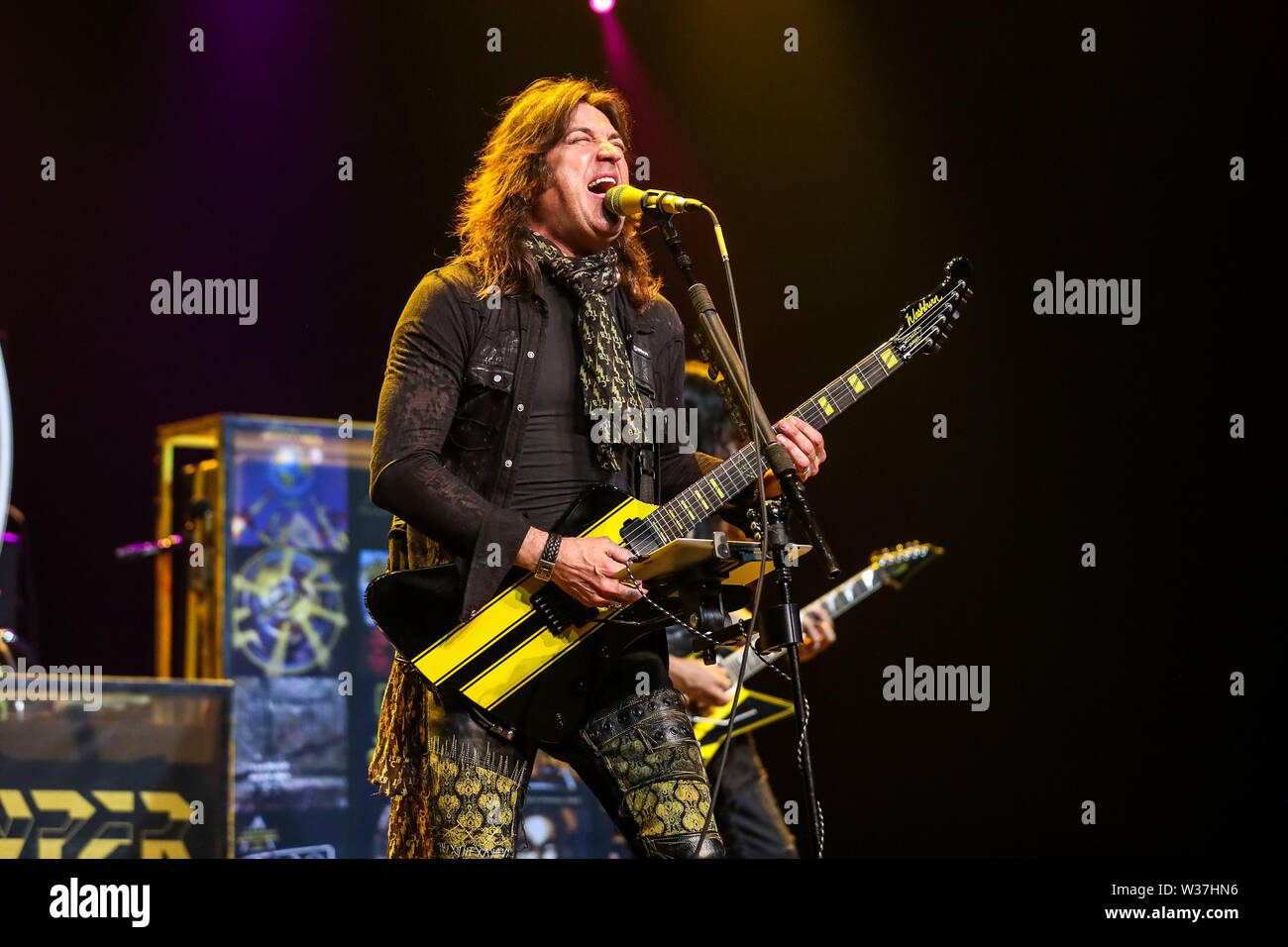 Giugno 15, 2019 - Roanoke Rapids, Stati Uniti d'America - Christian Music Artista STRYPER suona dal vivo come loro 2019 Tour fa tappa a Roanoke Rapids Theatre situato in Roanoke Rapids, North Carolina. ..Stryper è un americano di Christian metal band da Orange County, California. Il gruppo consiste di Michael Sweet piombo (vocals, chitarra), Oz Fox (chitarra), Perry Richardson (bass guitar), e Robert dolce (credito Immagine: © Andy Martin Jr./ZUMA filo) Foto Stock