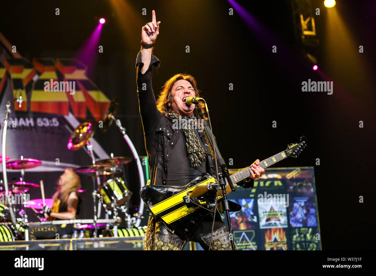 Giugno 15, 2019 - Roanoke Rapids, Stati Uniti d'America - Christian Music Artista STRYPER suona dal vivo come loro 2019 Tour fa tappa a Roanoke Rapids Theatre situato in Roanoke Rapids, North Carolina. ..Stryper è un americano di Christian metal band da Orange County, California. Il gruppo consiste di Michael Sweet piombo (vocals, chitarra), Oz Fox (chitarra), Perry Richardson (bass guitar), e Robert dolce (credito Immagine: © Andy Martin Jr./ZUMA filo) Foto Stock