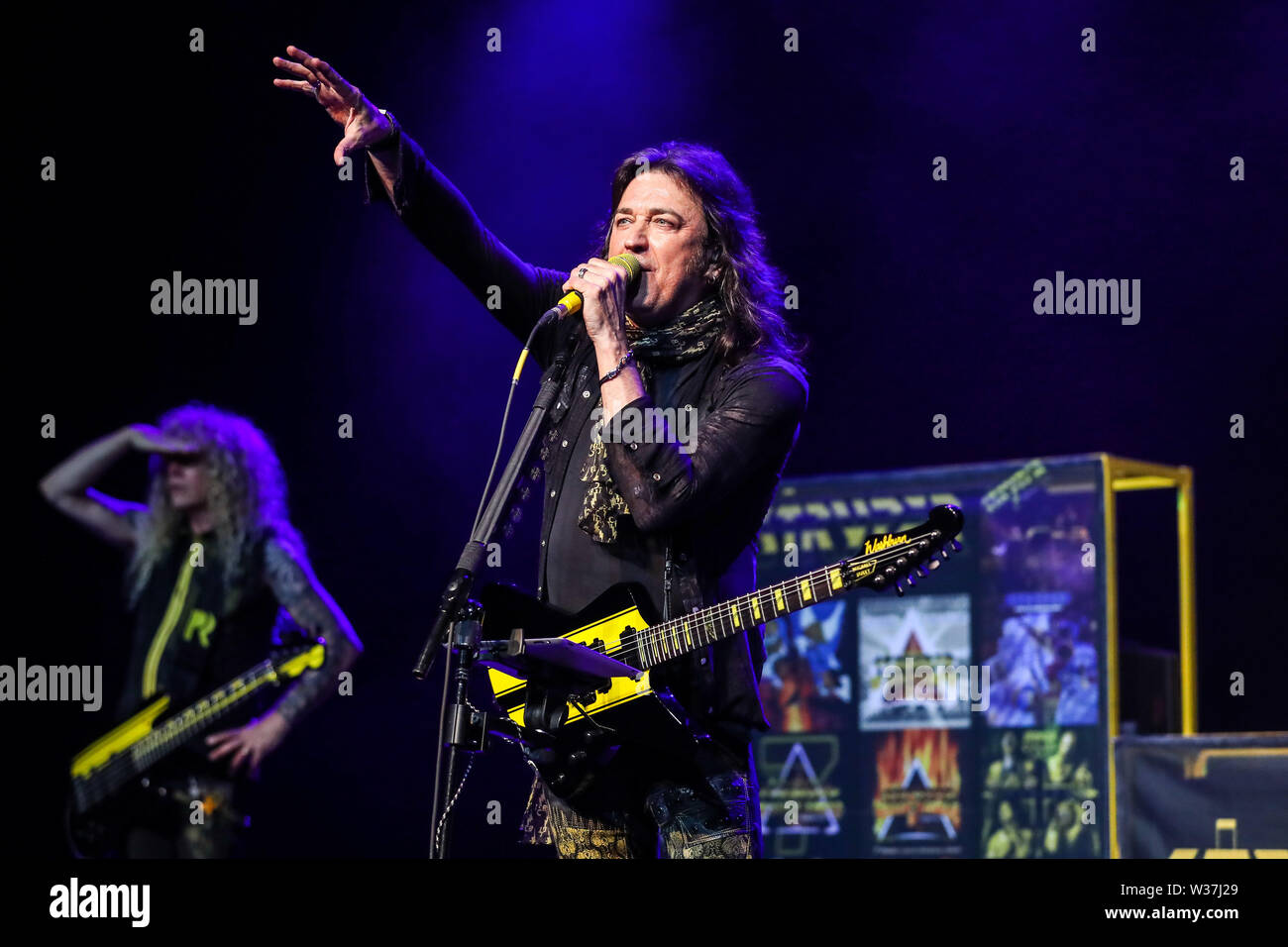 Giugno 15, 2019 - Roanoke Rapids, Stati Uniti d'America - Christian Music Artista STRYPER suona dal vivo come loro 2019 Tour fa tappa a Roanoke Rapids Theatre situato in Roanoke Rapids, North Carolina. ..Stryper è un americano di Christian metal band da Orange County, California. Il gruppo consiste di Michael Sweet piombo (vocals, chitarra), Oz Fox (chitarra), Perry Richardson (bass guitar), e Robert dolce (credito Immagine: © Andy Martin Jr./ZUMA filo) Foto Stock