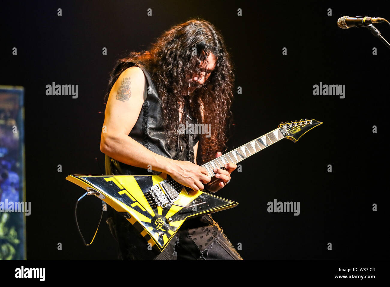Giugno 15, 2019 - Roanoke Rapids, Stati Uniti d'America - Christian Music Artista STRYPER suona dal vivo come loro 2019 Tour fa tappa a Roanoke Rapids Theatre situato in Roanoke Rapids, North Carolina. ..Stryper è un americano di Christian metal band da Orange County, California. Il gruppo consiste di Michael Sweet piombo (vocals, chitarra), Oz Fox (chitarra), Perry Richardson (bass guitar), e Robert dolce (credito Immagine: © Andy Martin Jr./ZUMA filo) Foto Stock