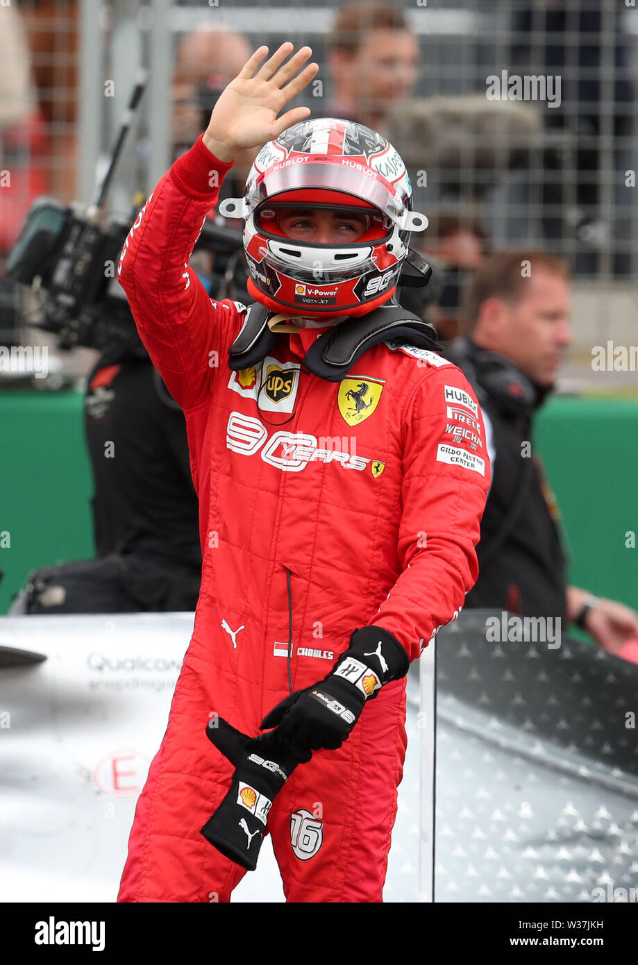 Driver Ferrari Charles Leclerc onde per la folla durante le qualifiche per il Gran Premio di Gran Bretagna a Silverstone, Towcester. Foto Stock