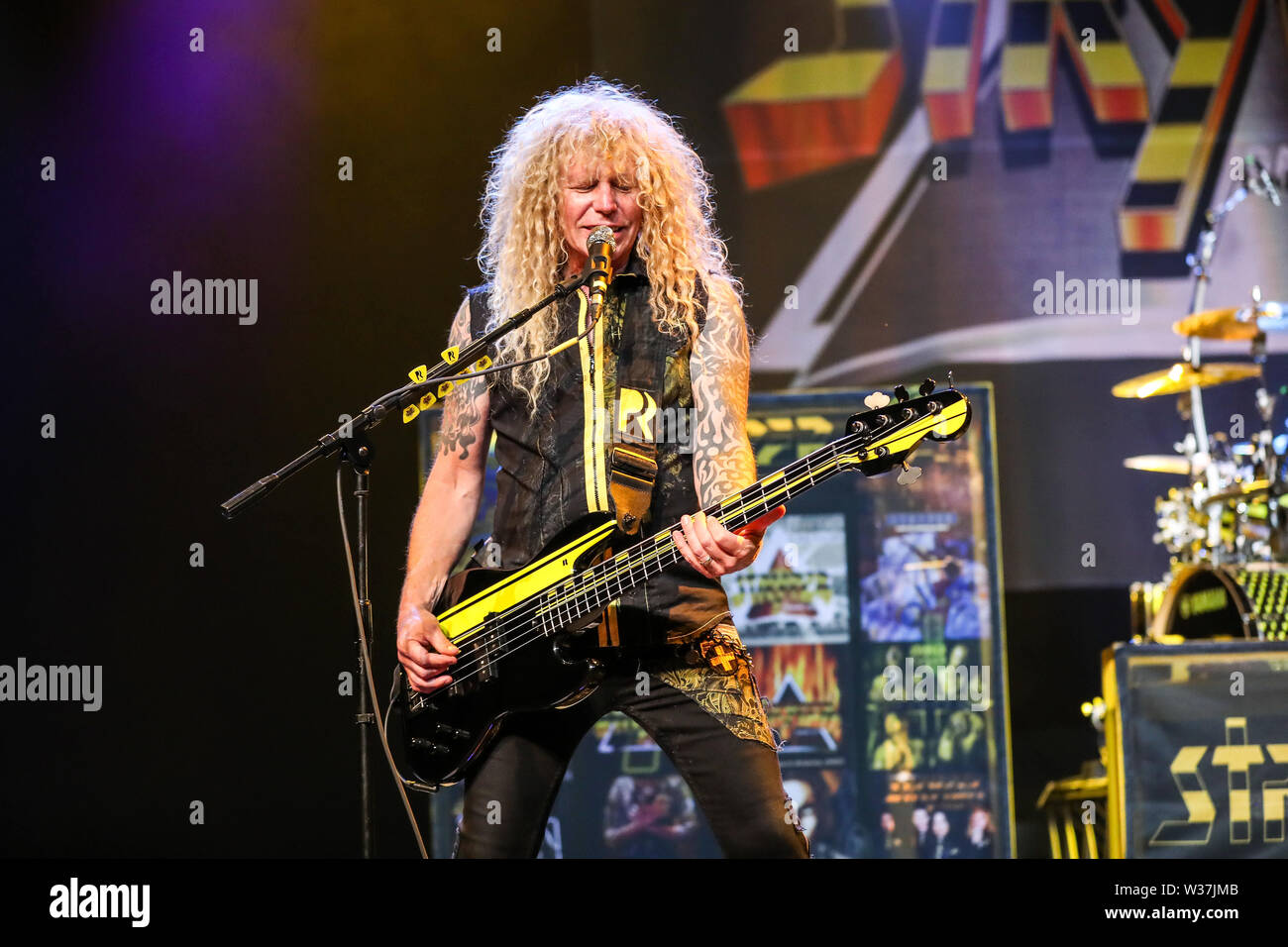 Giugno 15, 2019 - Roanoke Rapids, Stati Uniti d'America - Christian Music Artista STRYPER suona dal vivo come loro 2019 Tour fa tappa a Roanoke Rapids Theatre situato in Roanoke Rapids, North Carolina. ..Stryper è un americano di Christian metal band da Orange County, California. Il gruppo consiste di Michael Sweet piombo (vocals, chitarra), Oz Fox (chitarra), Perry Richardson (bass guitar), e Robert dolce (credito Immagine: © Andy Martin Jr./ZUMA filo) Foto Stock