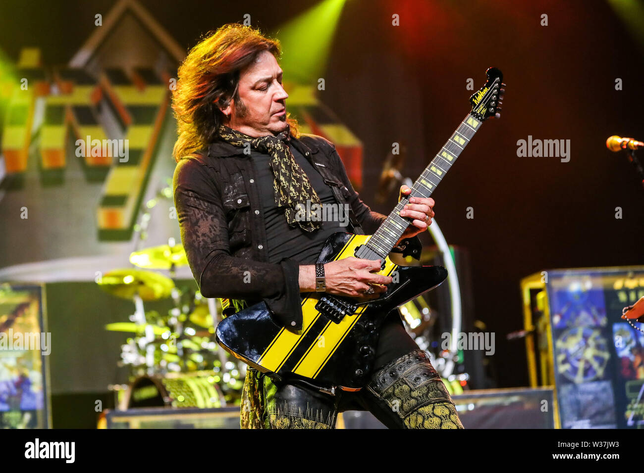 Giugno 15, 2019 - Roanoke Rapids, Stati Uniti d'America - Christian Music Artista STRYPER suona dal vivo come loro 2019 Tour fa tappa a Roanoke Rapids Theatre situato in Roanoke Rapids, North Carolina. ..Stryper è un americano di Christian metal band da Orange County, California. Il gruppo consiste di Michael Sweet piombo (vocals, chitarra), Oz Fox (chitarra), Perry Richardson (bass guitar), e Robert dolce (credito Immagine: © Andy Martin Jr./ZUMA filo) Foto Stock