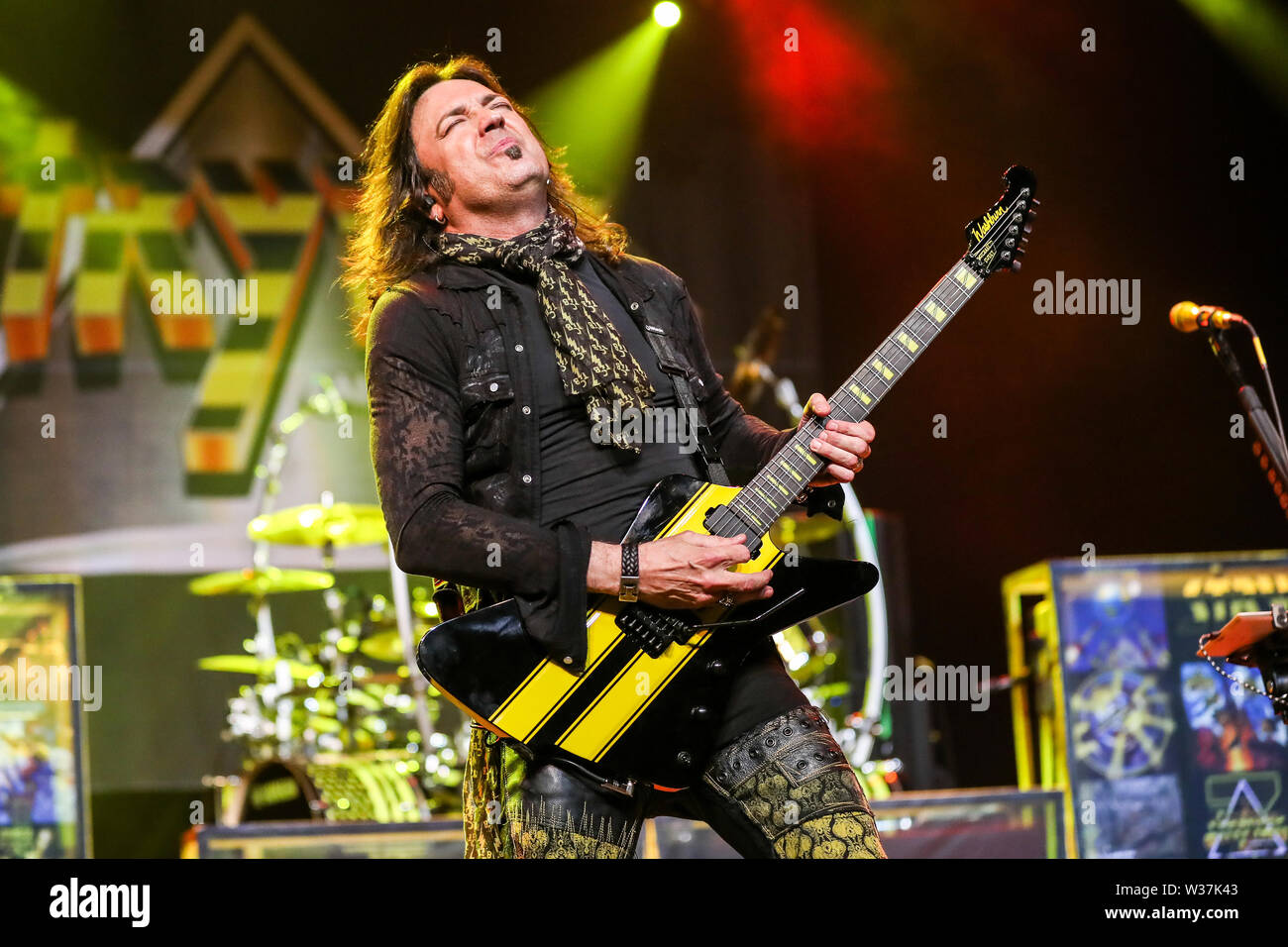 Giugno 15, 2019 - Roanoke Rapids, Stati Uniti d'America - Christian Music Artista STRYPER suona dal vivo come loro 2019 Tour fa tappa a Roanoke Rapids Theatre situato in Roanoke Rapids, North Carolina. ..Stryper è un americano di Christian metal band da Orange County, California. Il gruppo consiste di Michael Sweet piombo (vocals, chitarra), Oz Fox (chitarra), Perry Richardson (bass guitar), e Robert dolce (credito Immagine: © Andy Martin Jr./ZUMA filo) Foto Stock