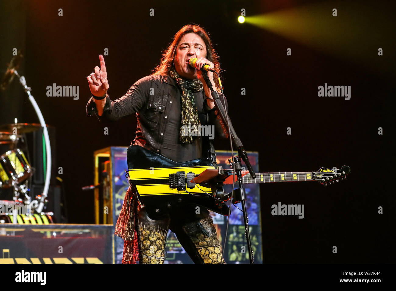 Giugno 15, 2019 - Roanoke Rapids, Stati Uniti d'America - Christian Music Artista STRYPER suona dal vivo come loro 2019 Tour fa tappa a Roanoke Rapids Theatre situato in Roanoke Rapids, North Carolina. ..Stryper è un americano di Christian metal band da Orange County, California. Il gruppo consiste di Michael Sweet piombo (vocals, chitarra), Oz Fox (chitarra), Perry Richardson (bass guitar), e Robert dolce (credito Immagine: © Andy Martin Jr./ZUMA filo) Foto Stock