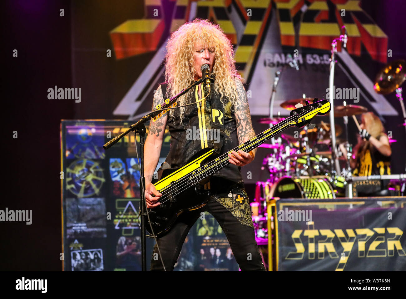 Giugno 15, 2019 - Roanoke Rapids, Stati Uniti d'America - Christian Music Artista STRYPER suona dal vivo come loro 2019 Tour fa tappa a Roanoke Rapids Theatre situato in Roanoke Rapids, North Carolina. ..Stryper è un americano di Christian metal band da Orange County, California. Il gruppo consiste di Michael Sweet piombo (vocals, chitarra), Oz Fox (chitarra), Perry Richardson (bass guitar), e Robert dolce (credito Immagine: © Andy Martin Jr./ZUMA filo) Foto Stock