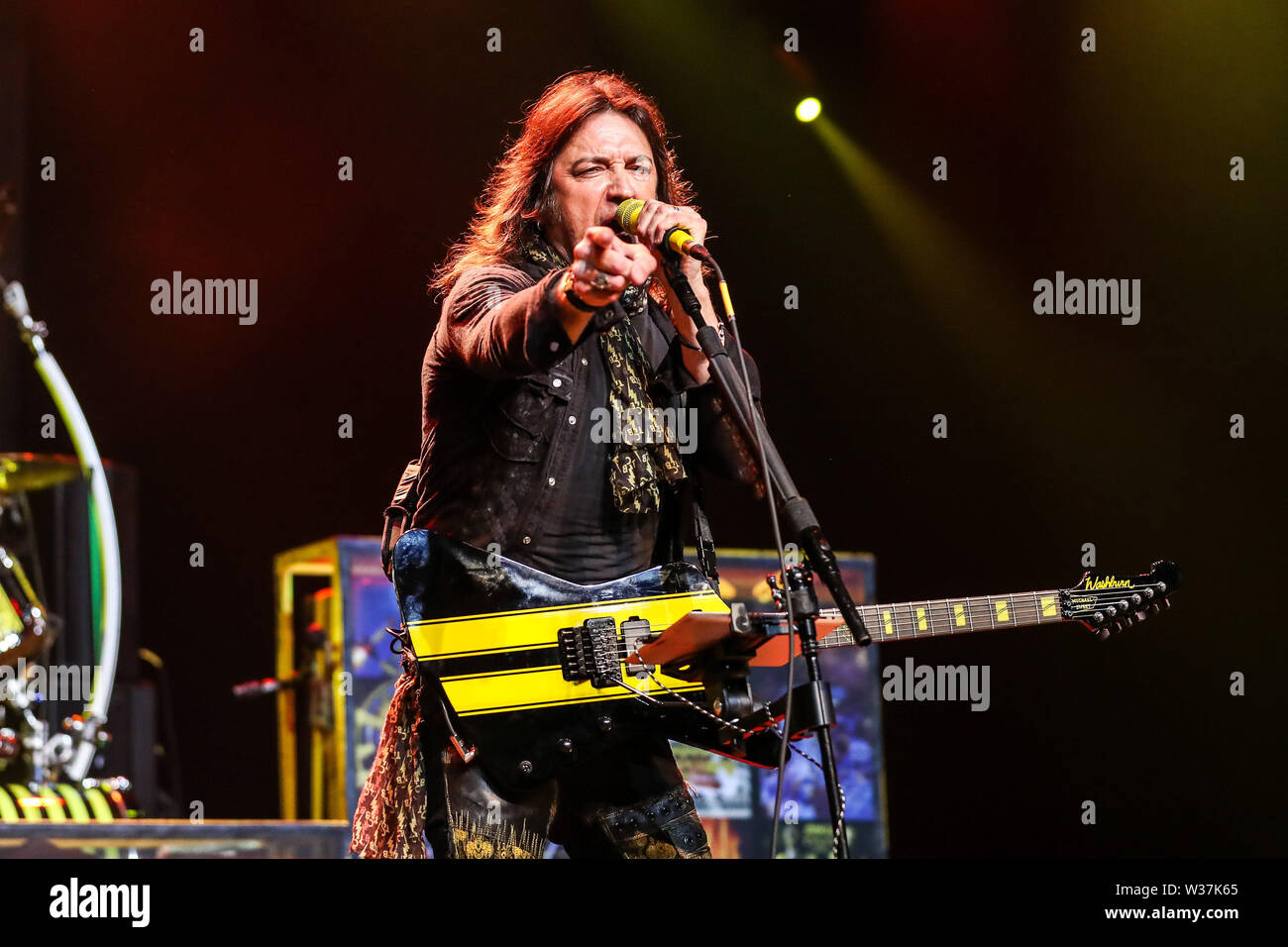 Giugno 15, 2019 - Roanoke Rapids, Stati Uniti d'America - Christian Music Artista STRYPER suona dal vivo come loro 2019 Tour fa tappa a Roanoke Rapids Theatre situato in Roanoke Rapids, North Carolina. ..Stryper è un americano di Christian metal band da Orange County, California. Il gruppo consiste di Michael Sweet piombo (vocals, chitarra), Oz Fox (chitarra), Perry Richardson (bass guitar), e Robert dolce (credito Immagine: © Andy Martin Jr./ZUMA filo) Foto Stock