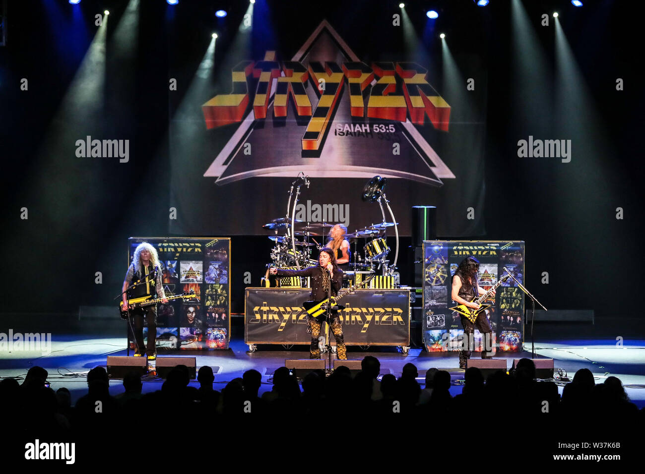 Giugno 15, 2019 - Roanoke Rapids, Stati Uniti d'America - Christian Music Artista STRYPER suona dal vivo come loro 2019 Tour fa tappa a Roanoke Rapids Theatre situato in Roanoke Rapids, North Carolina. ..Stryper è un americano di Christian metal band da Orange County, California. Il gruppo consiste di Michael Sweet piombo (vocals, chitarra), Oz Fox (chitarra), Perry Richardson (bass guitar), e Robert dolce (credito Immagine: © Andy Martin Jr./ZUMA filo) Foto Stock