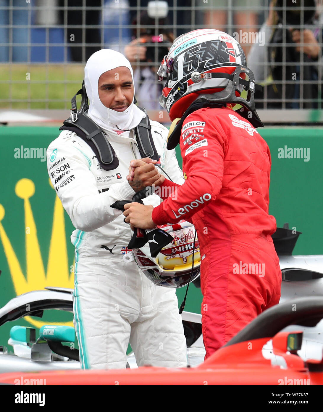 Driver Mecedes Lewis Hamilton e il ferrarista Charles Leclerc dopo le qualifiche per il Gran Premio di Gran Bretagna a Silverstone, Towcester. Foto Stock