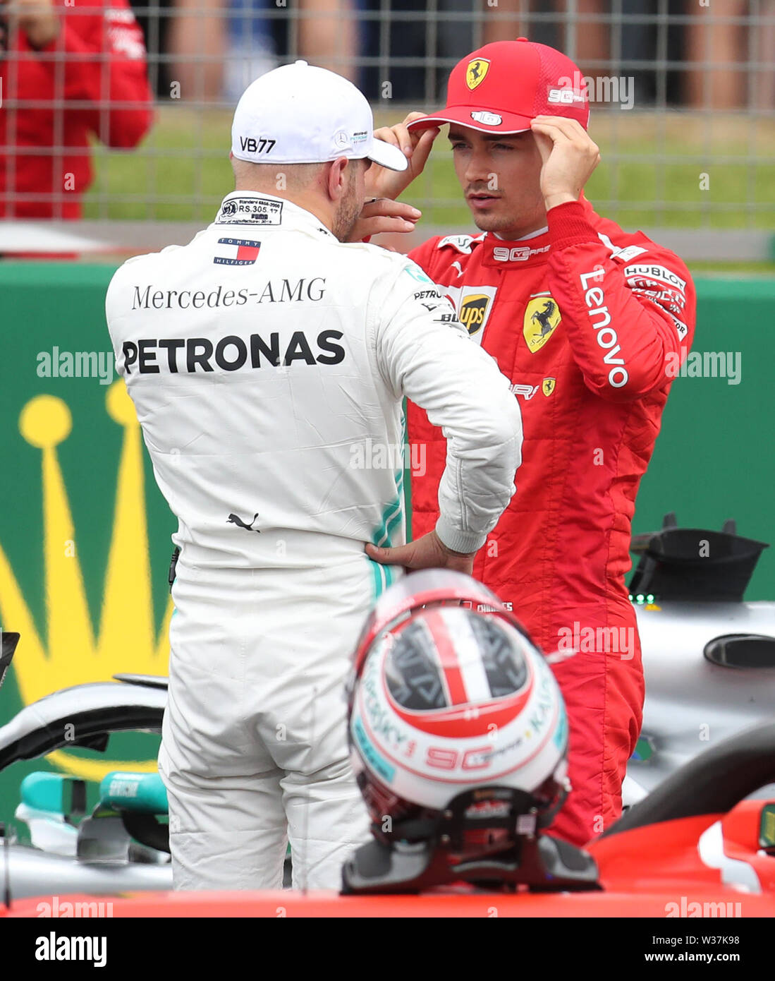 Driver Ferrari Charles Leclerc e driver Mercedes Valtteri Bottas durante le qualifiche per il Gran Premio di Gran Bretagna a Silverstone, Towcester. Foto Stock