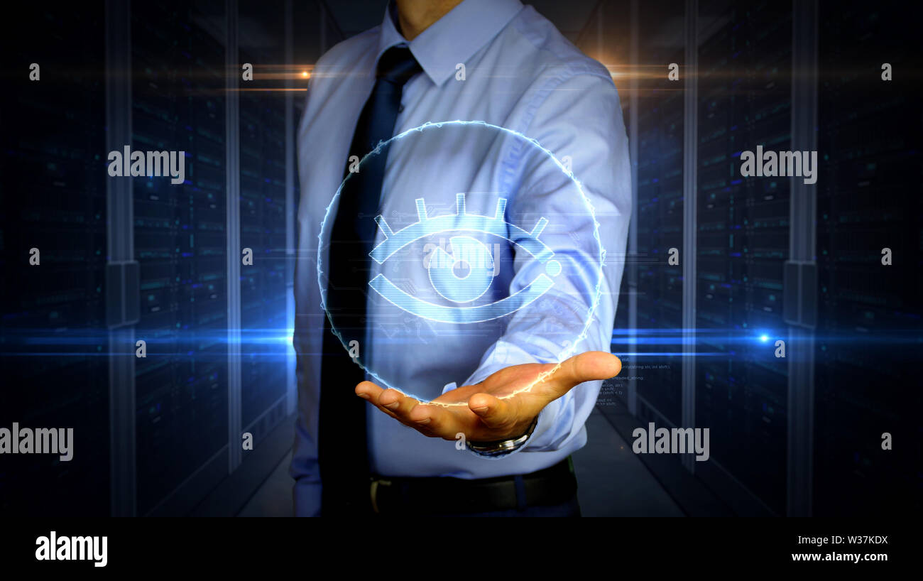 Uomo con dynamic cyber occhio ologramma simbolo sulla mano. Imprenditore mostra concept futuristico di sorveglianza digitale, spionaggio, la pirateria e la violazione di p Foto Stock