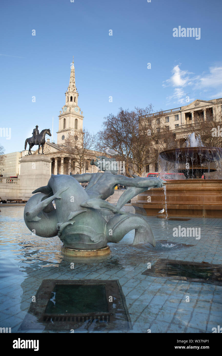 L'ammiraglio Jellicoe fontana commemorativa Trafalgar Square con la statua in bronzo di Re Giorgio IV a cavallo e St Martin-in-the-Fields Church Londra Foto Stock