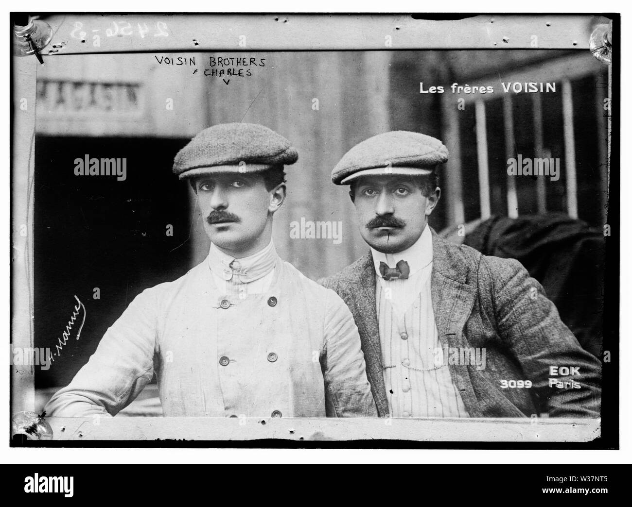 La Voisin fratelli, aviazione francese pionieri. Gabriel vicino (1880-1973), sulla sinistra, e Charles Voisin (1882-1912), sulla destra. Foto Stock
