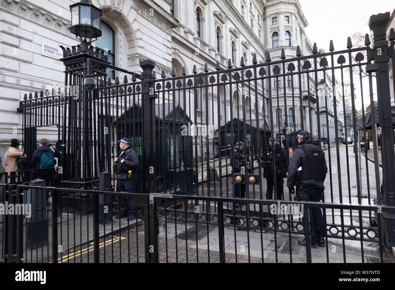 Cancelli di sicurezza e polizia che mostra l'alta sicurezza a Downing Street Londra Foto Stock