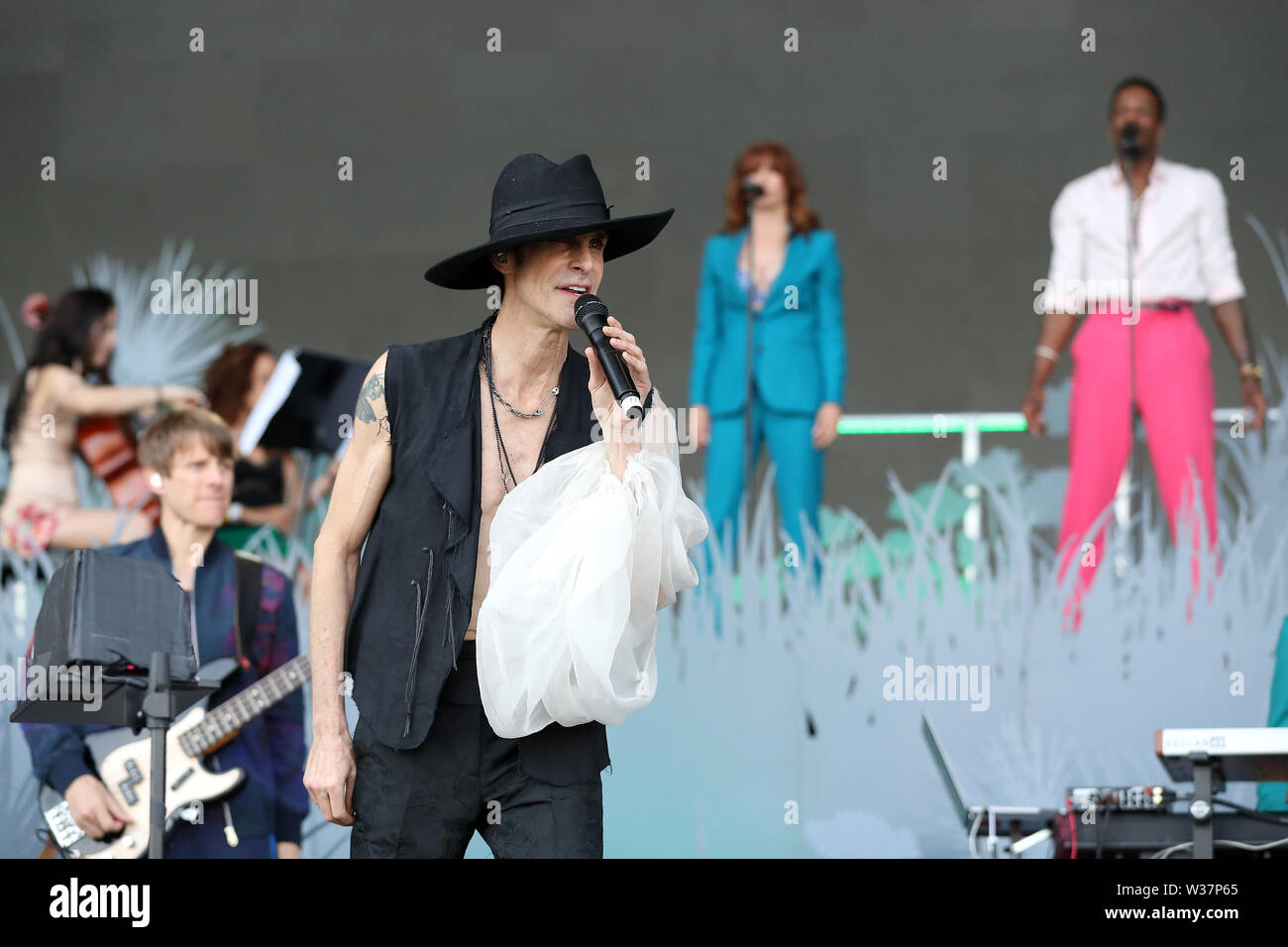 Lisbona, Portogallo. 12 Luglio, 2019. Band americana "Perry Farrell tipo di cielo Orchestra' esegue durante la seconda giornata di NOS Alive 2019 Music Festival di Lisbona, Portogallo, luglio 12, 2019. Credito: Petro Fiuza/Xinhua/Alamy Live News Foto Stock