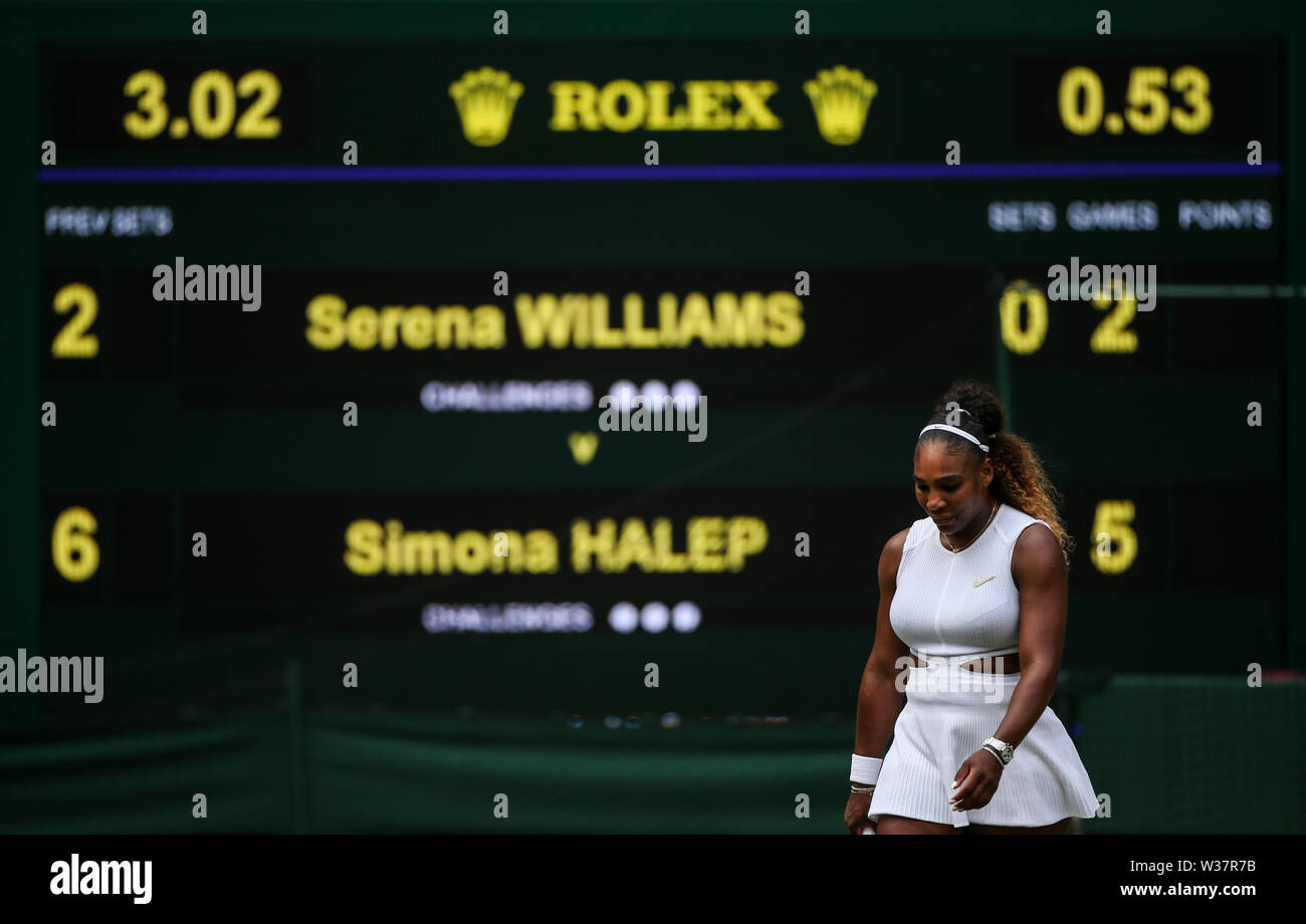 Serena Williams sembra sconsolato durante il singolare femminile finale del giorno dodici dei campionati di Wimbledon al All England Lawn Tennis e Croquet Club, Wimbledon. Foto Stock