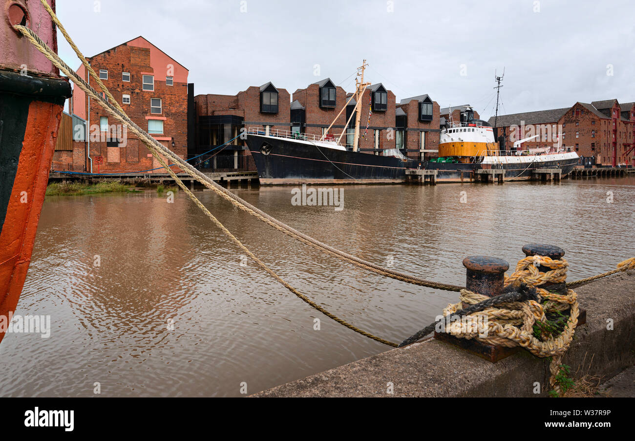 Arctic Corsair in disuso peschereccio, visto dalla sponda opposta del fiume scafo ad alta marea, Hull, Yorkshire, Regno Unito. Foto Stock