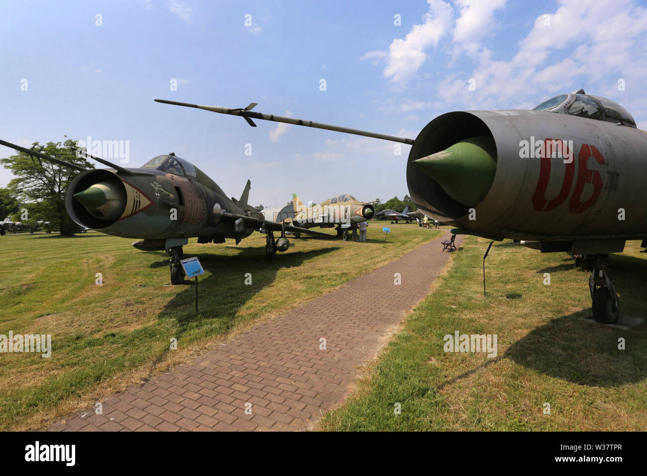 Cracovia. Cracovia. La Polonia. Museo di aviazione polacca. Sukhoi SU 22M4 'montatore 'jet fighter-bomber (sinistra) e Suchoj Su-7BM. Foto Stock