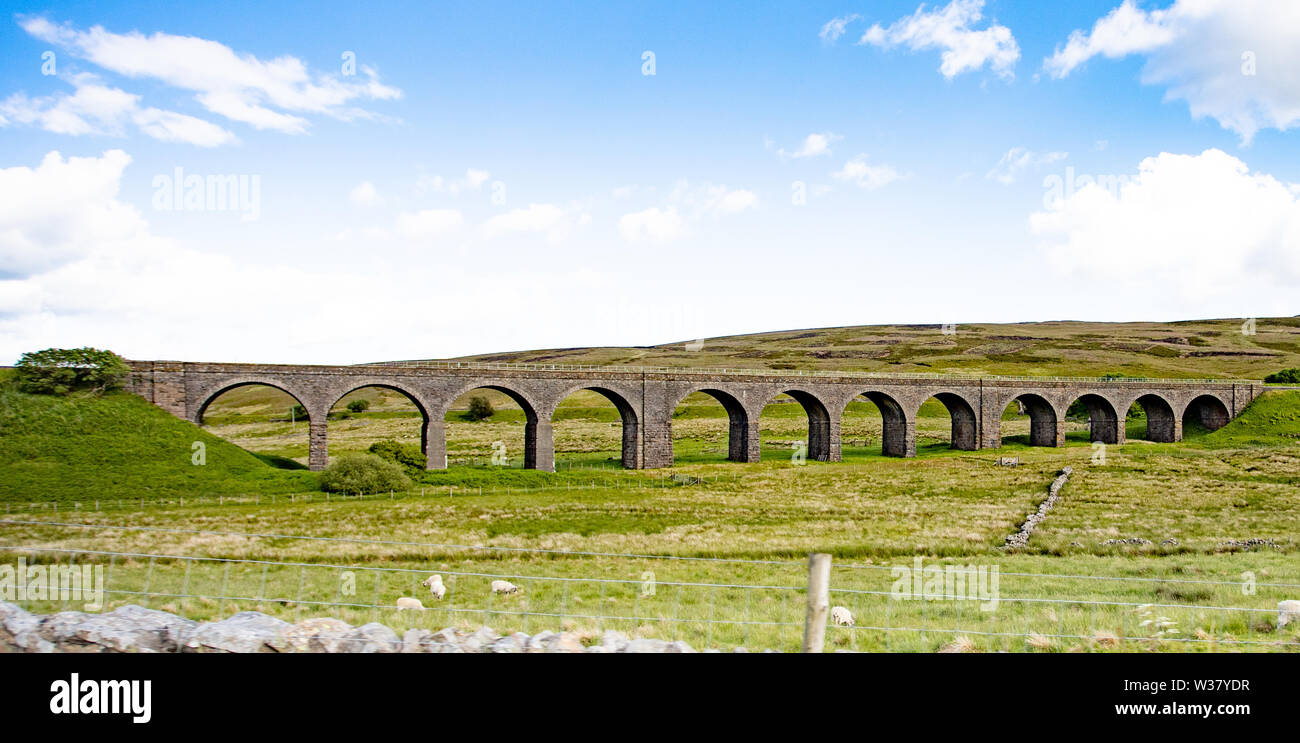 Costruito nel 1869-75, Dandrymire viadotto è un 12 arch viadotto di arenaria a poche centinaia di metri dalla stazione Garsdale sul famoso Carlisle a Settle ra Foto Stock