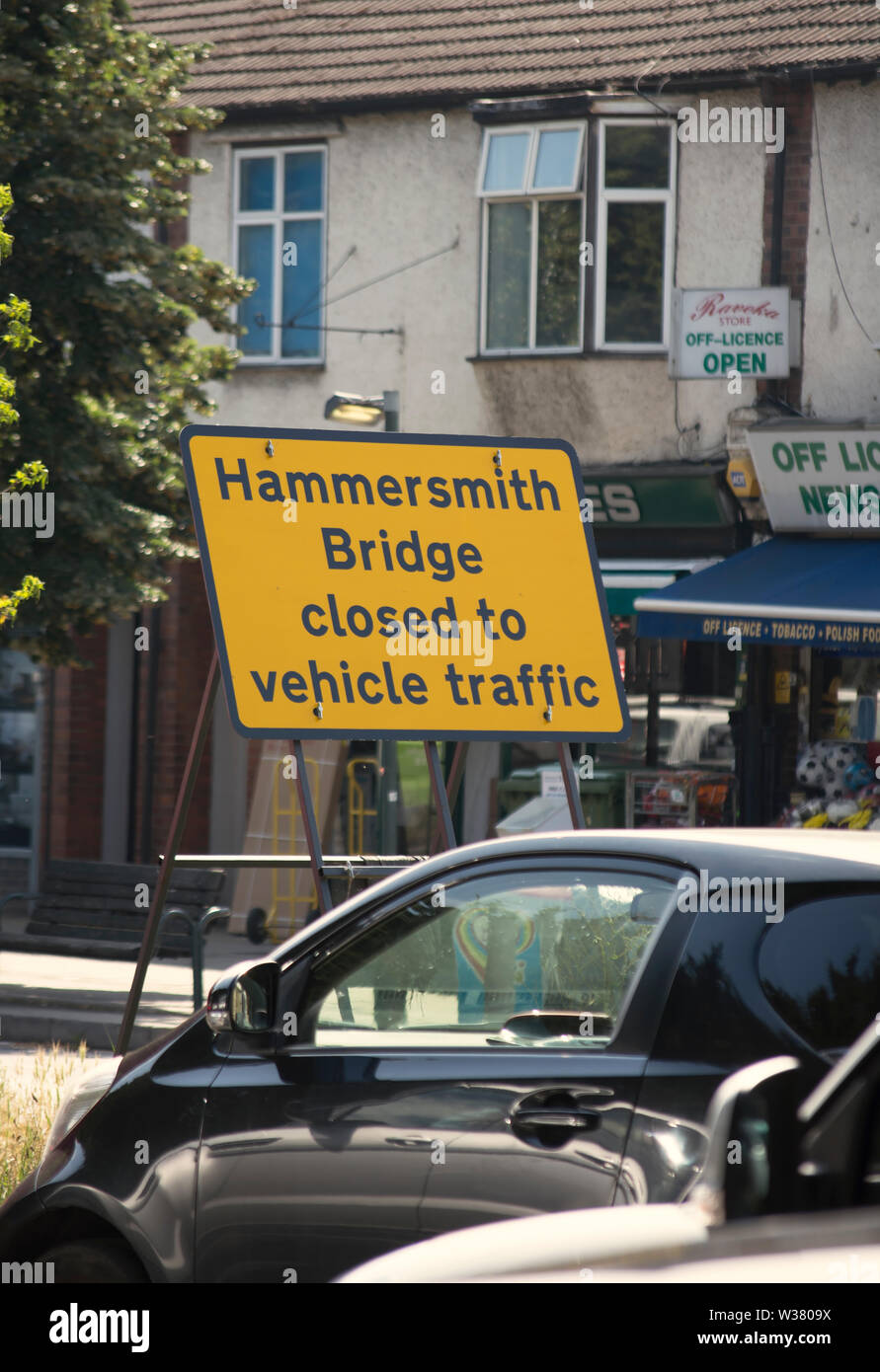 Visto attraverso il traffico di accodamento, Hammersmith Bridge chiusa al traffico veicolare segno sulla circolare sud nel sud-ovest di Londra - Inghilterra Foto Stock