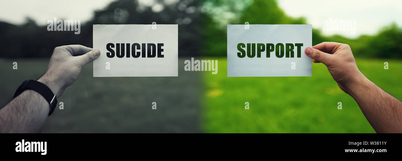 La psicologia umana di suicidio e di soluzione di terapia di supporto. Due mani testi diversi fogli di carta. La corretta scelta del modo tenendo la destra Foto Stock
