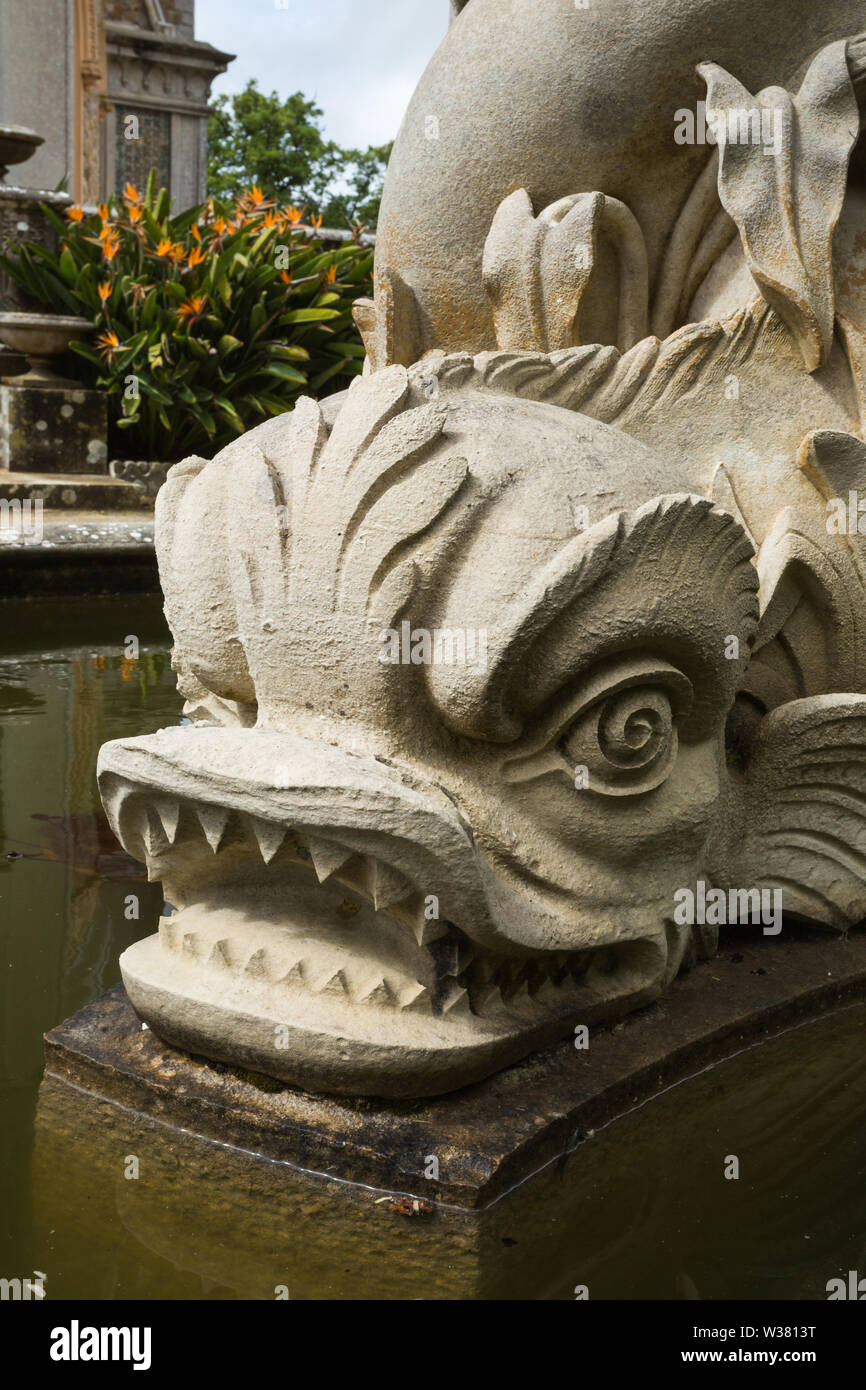 Decorativi in pietra orientali di pesce in funzione fontana al sito Patrimonio Mondiale dell'UNESCO del Palacio de Monserrate (Monserrate Palace), Sintra, Portogallo. Foto Stock