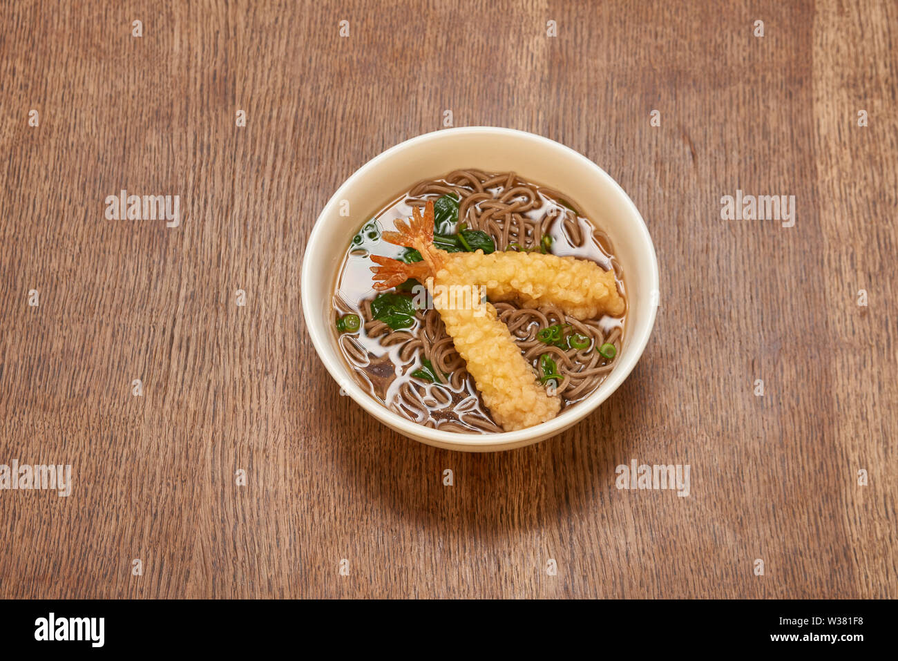 Tempura di gamberi Soba Noodles Foto Stock